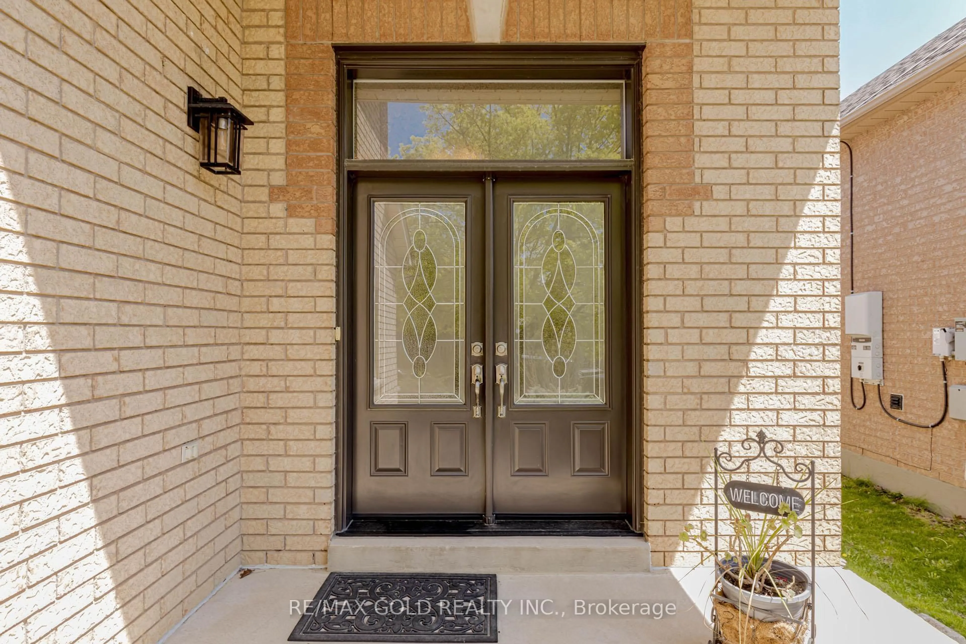 Indoor entryway for 243 Cresthaven Rd, Brampton Ontario L7A 1G3