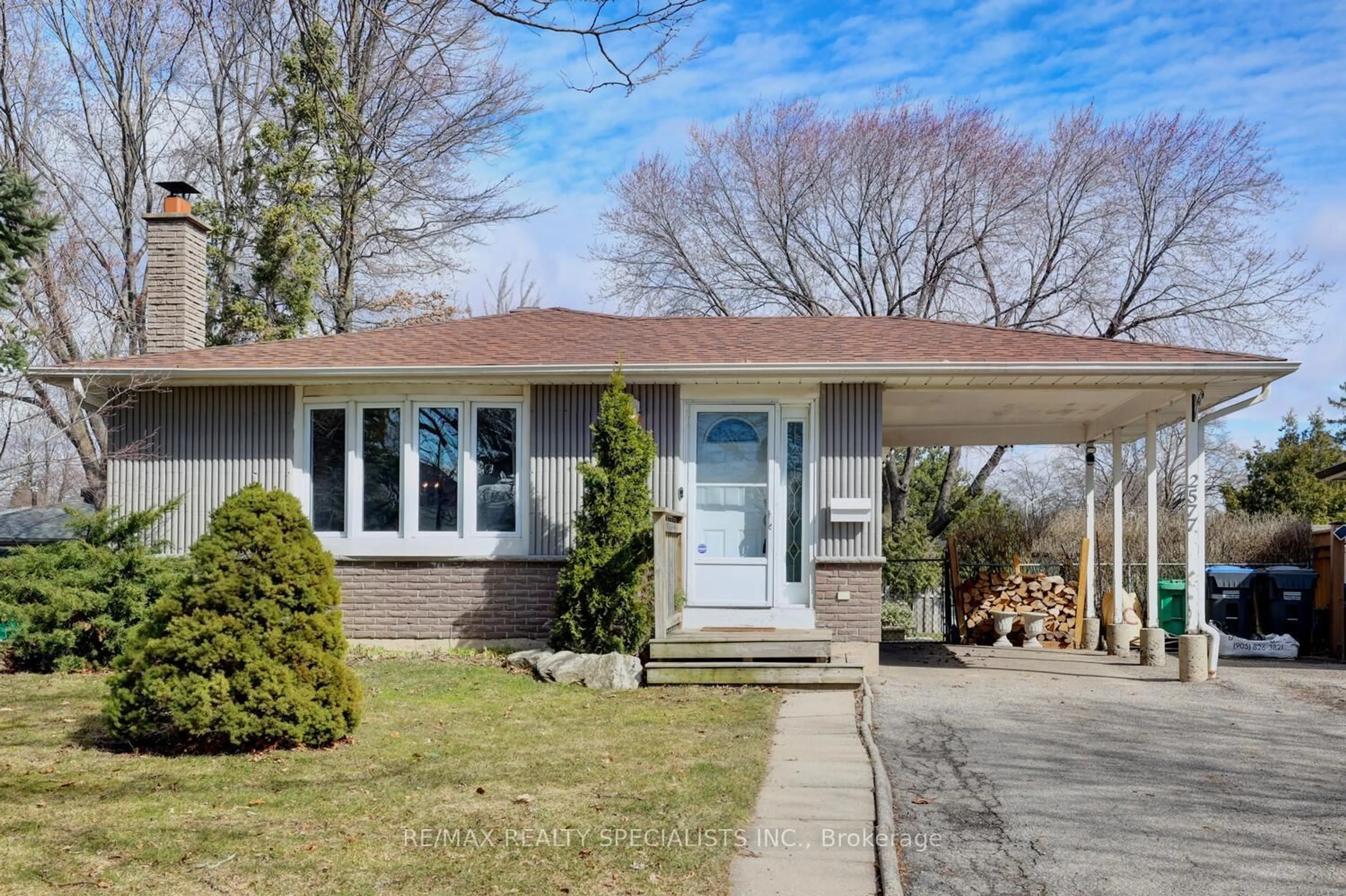 Home with vinyl exterior material, street for 2577 Merrington Cres, Mississauga Ontario L5K 2B8