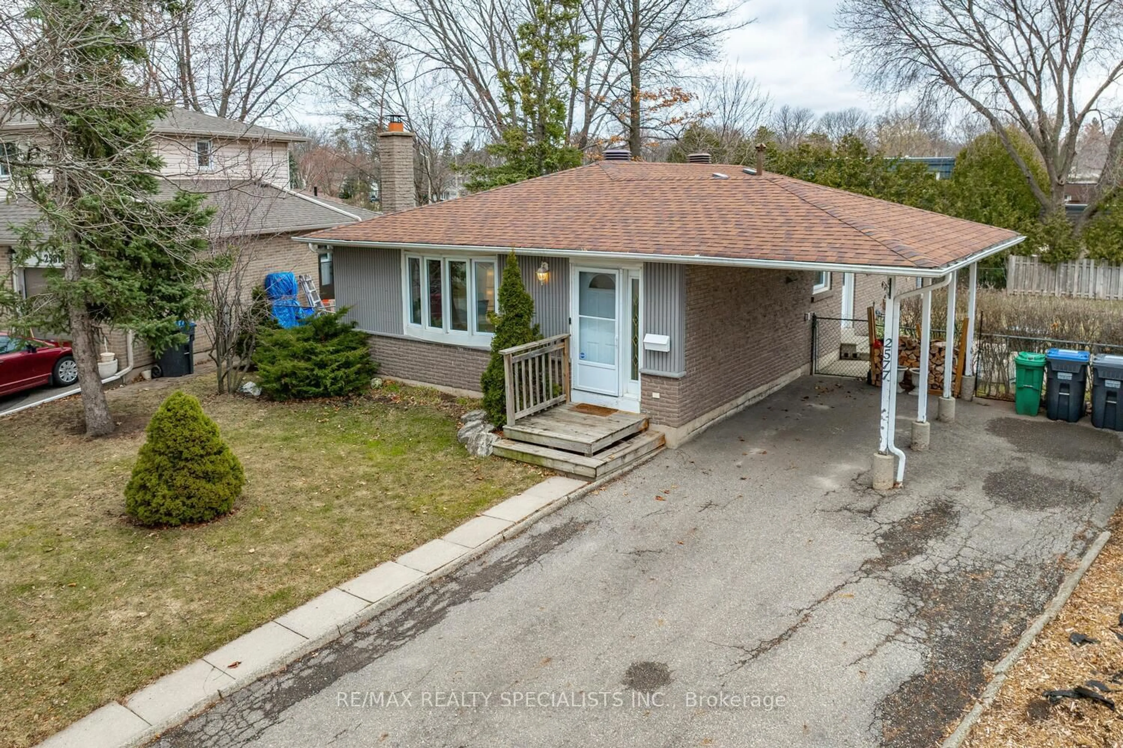 A pic from outside/outdoor area/front of a property/back of a property/a pic from drone, street for 2577 Merrington Cres, Mississauga Ontario L5K 2B8