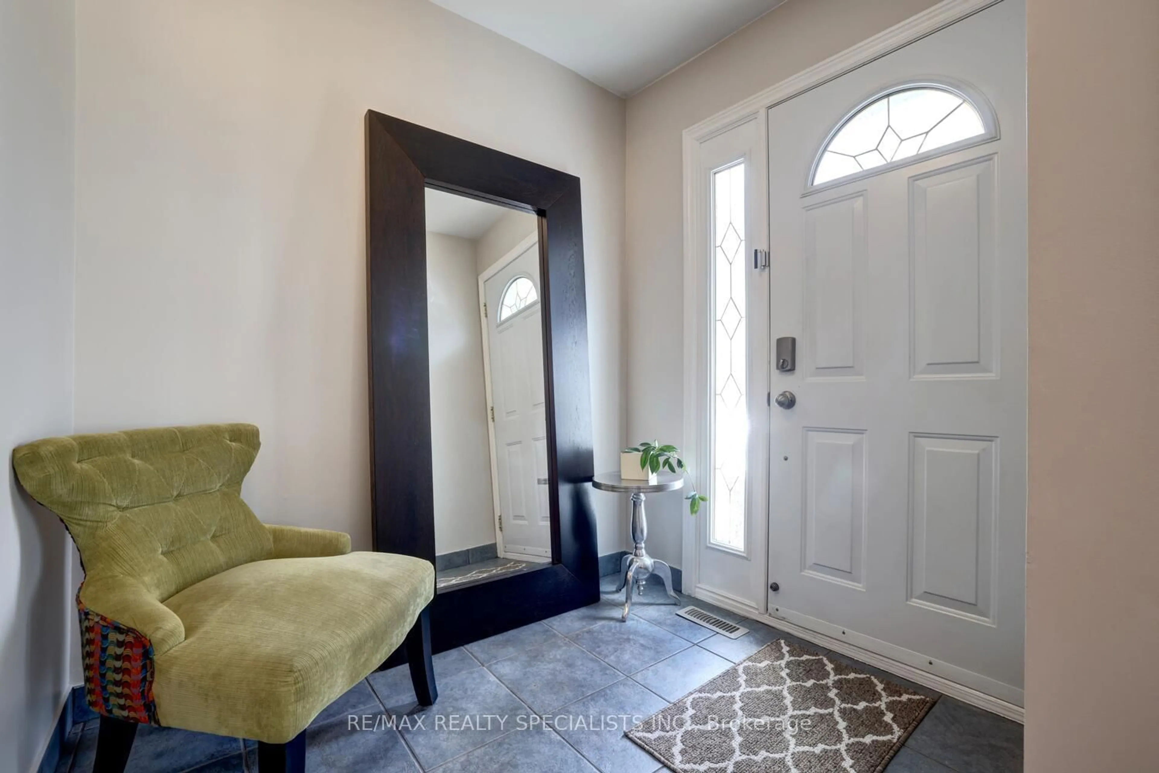 Indoor entryway for 2577 Merrington Cres, Mississauga Ontario L5K 2B8