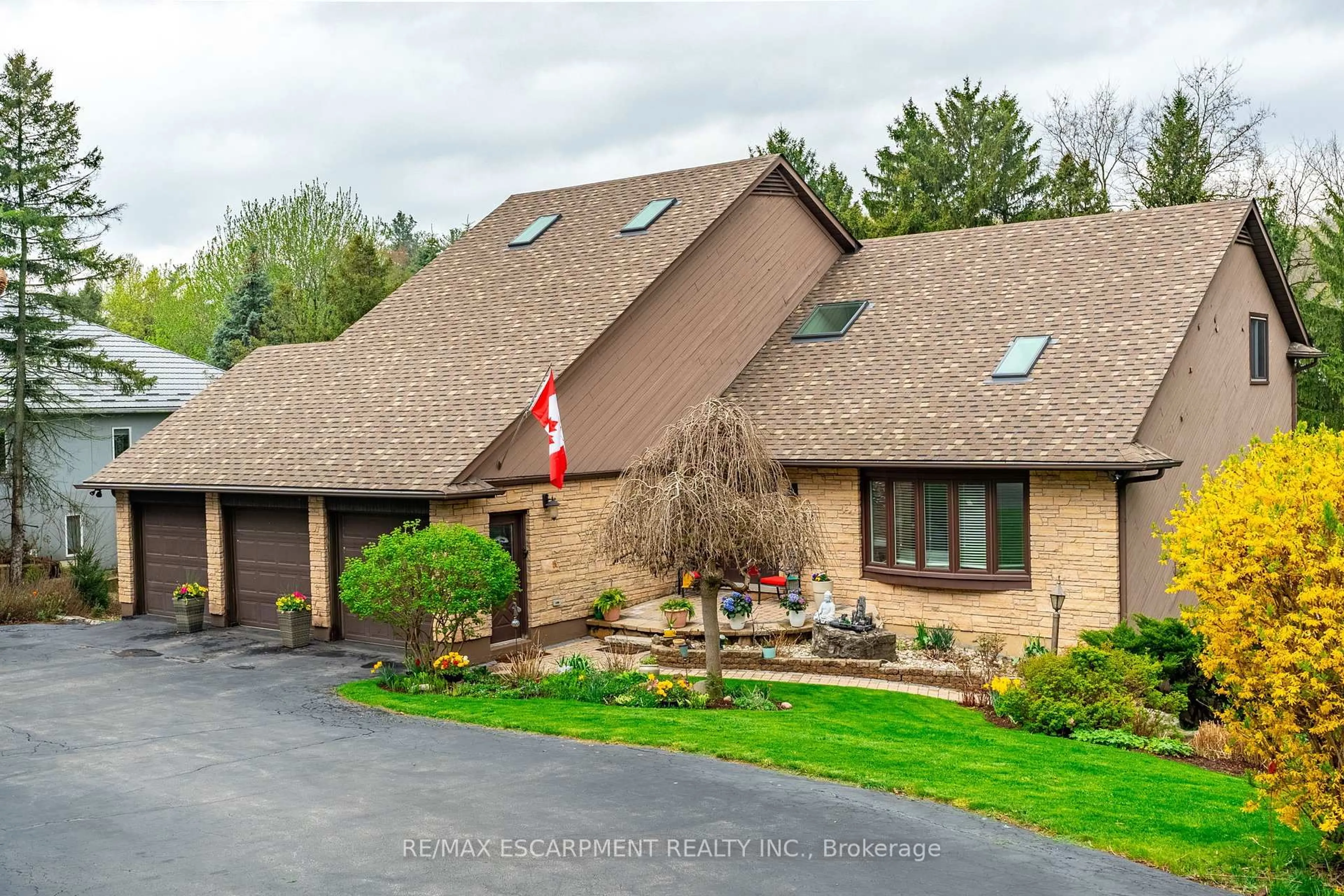 A pic from outside/outdoor area/front of a property/back of a property/a pic from drone, unknown for 1962 Snake Rd, Burlington Ontario L7P 4Y4