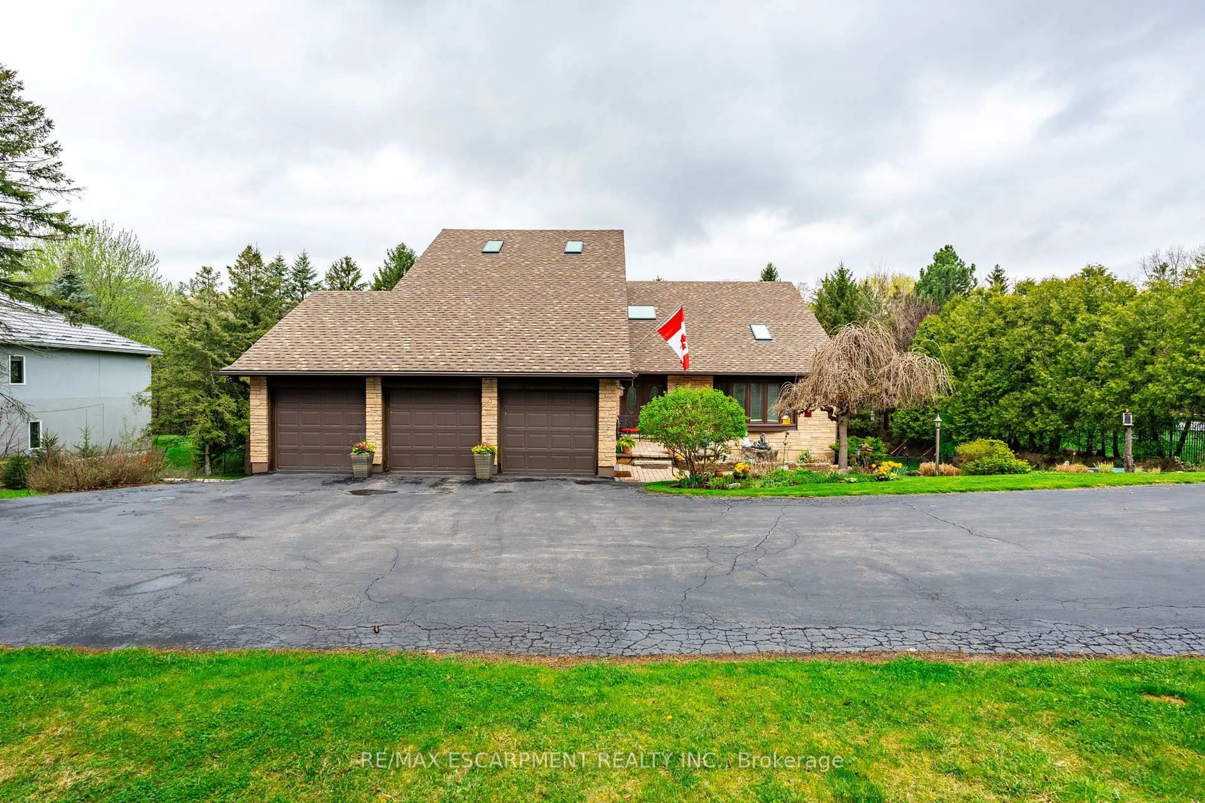 A pic from outside/outdoor area/front of a property/back of a property/a pic from drone, mountain view for 1962 Snake Rd, Burlington Ontario L7P 4Y4