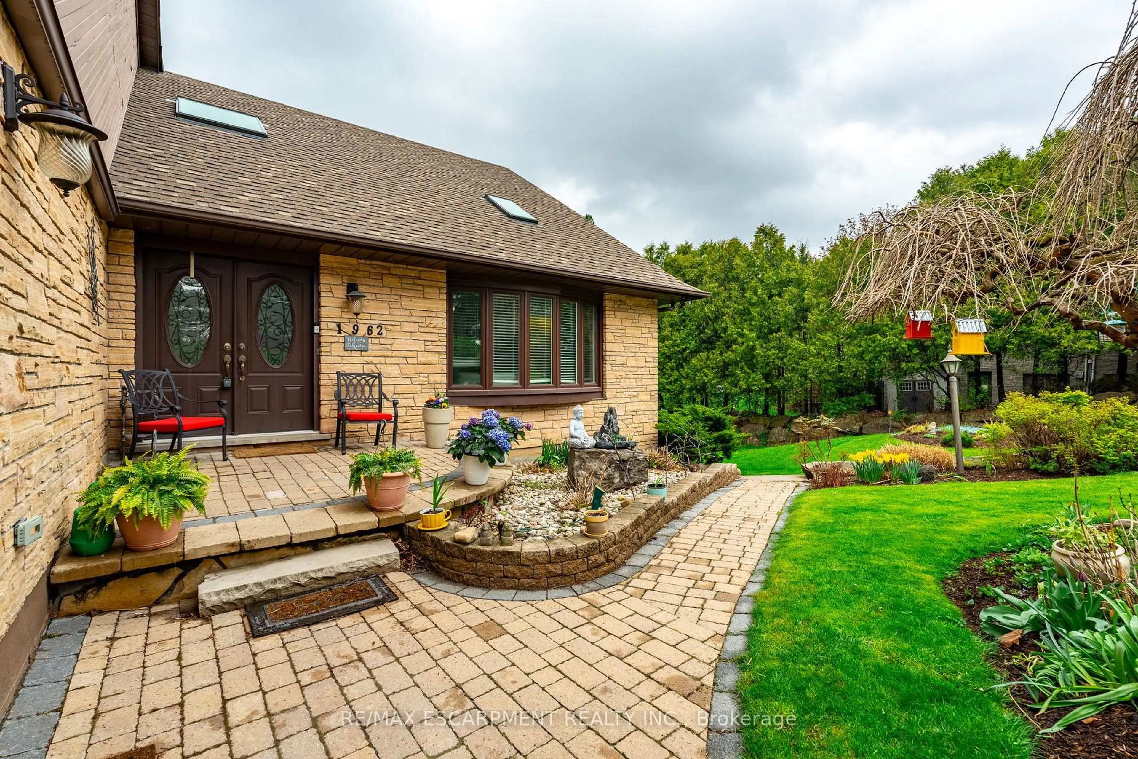 Home with brick exterior material, street for 1962 Snake Rd, Burlington Ontario L7P 4Y4