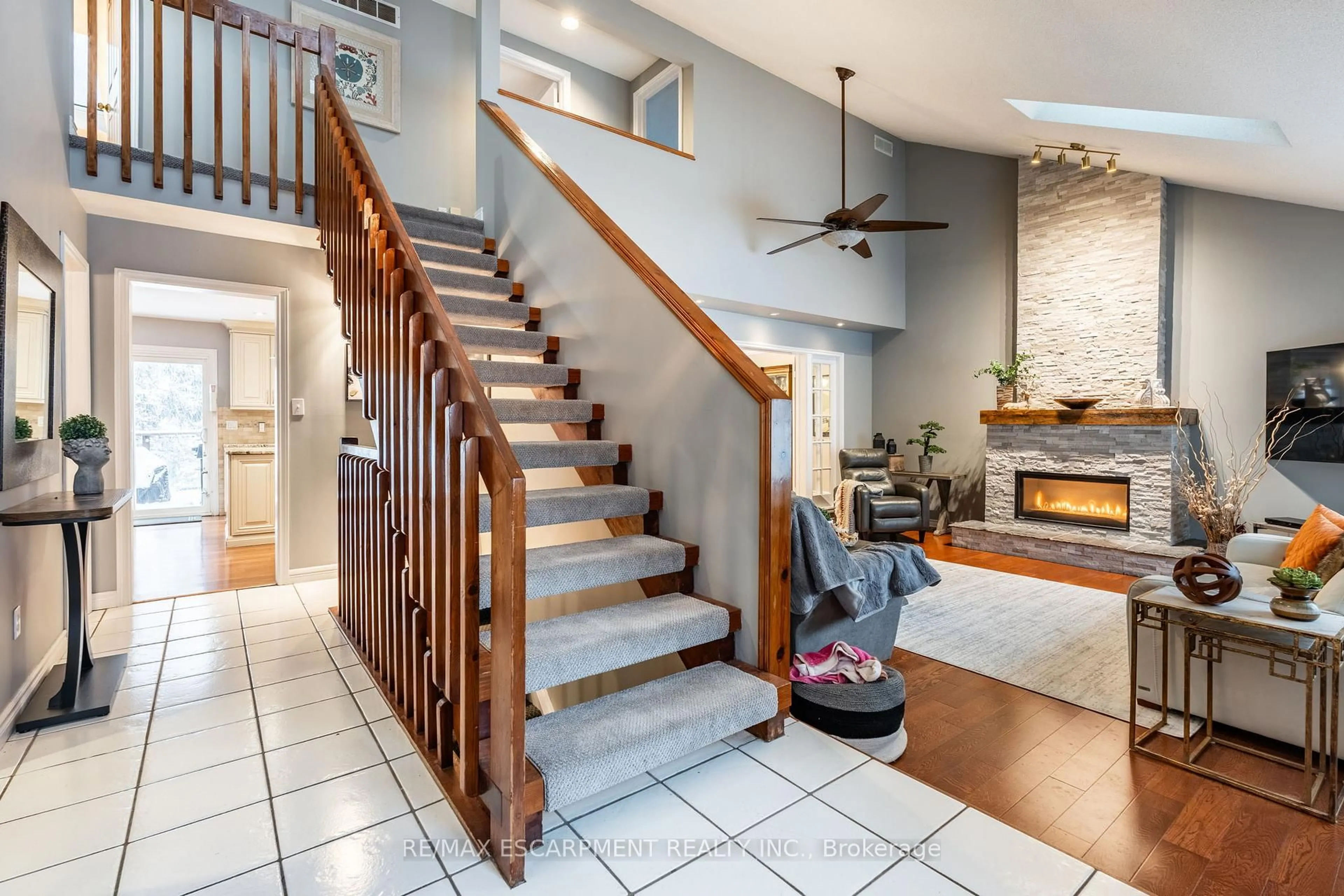Indoor entryway for 1962 Snake Rd, Burlington Ontario L7P 4Y4