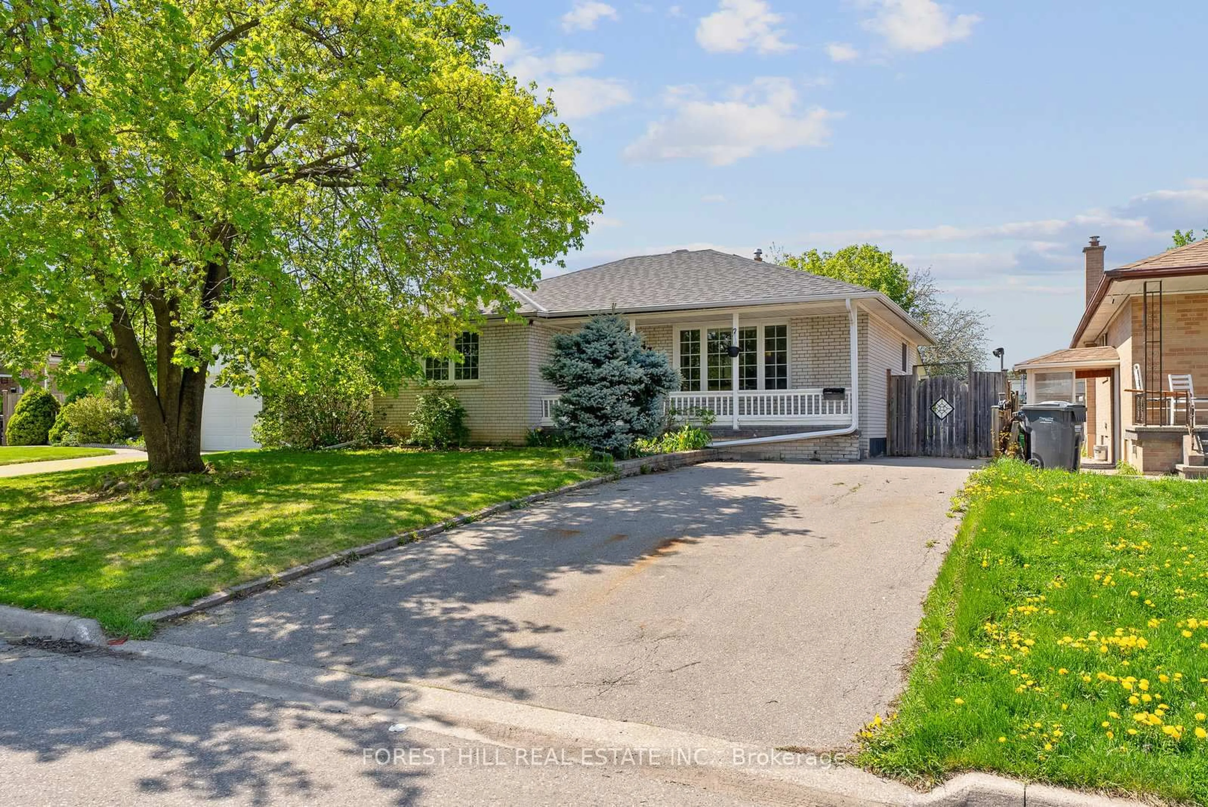 A pic from outside/outdoor area/front of a property/back of a property/a pic from drone, street for 47 Kingsmere Cres, Brampton Ontario L6X 1Z5