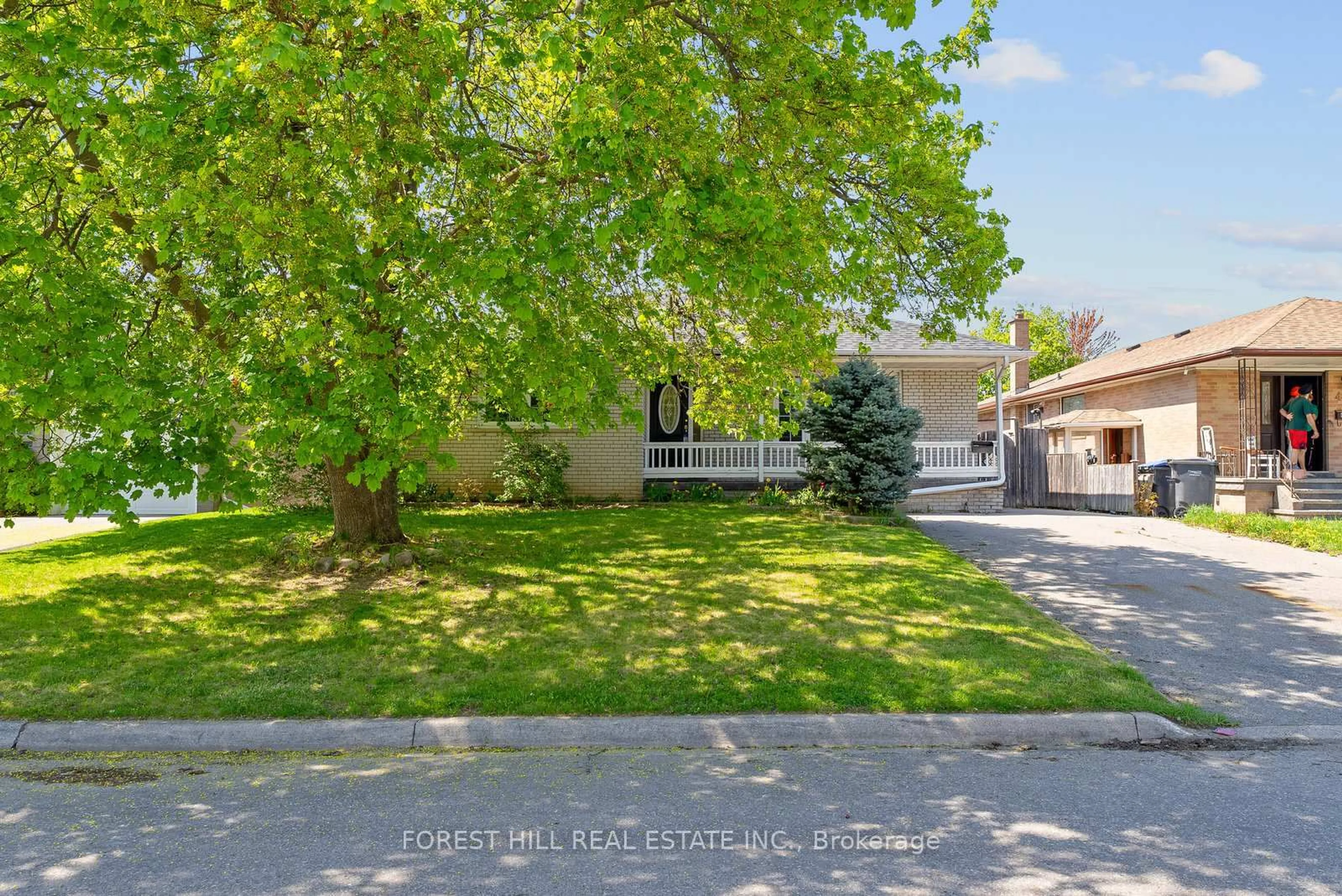 A pic from outside/outdoor area/front of a property/back of a property/a pic from drone, street for 47 Kingsmere Cres, Brampton Ontario L6X 1Z5
