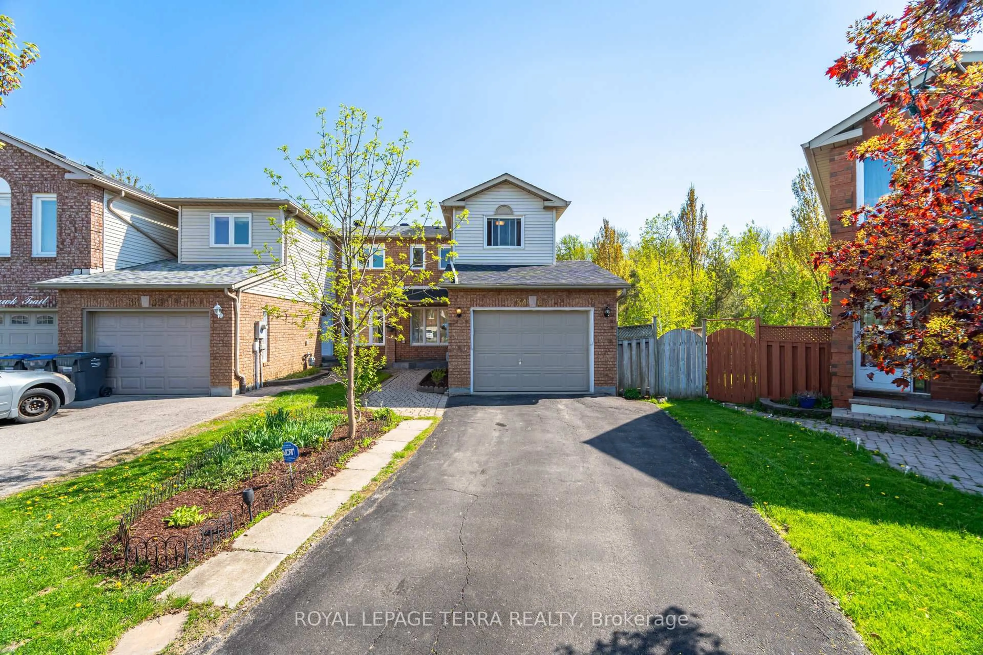 A pic from outside/outdoor area/front of a property/back of a property/a pic from drone, street for 3407 Nighthawk Tr, Mississauga Ontario L5N 6G5