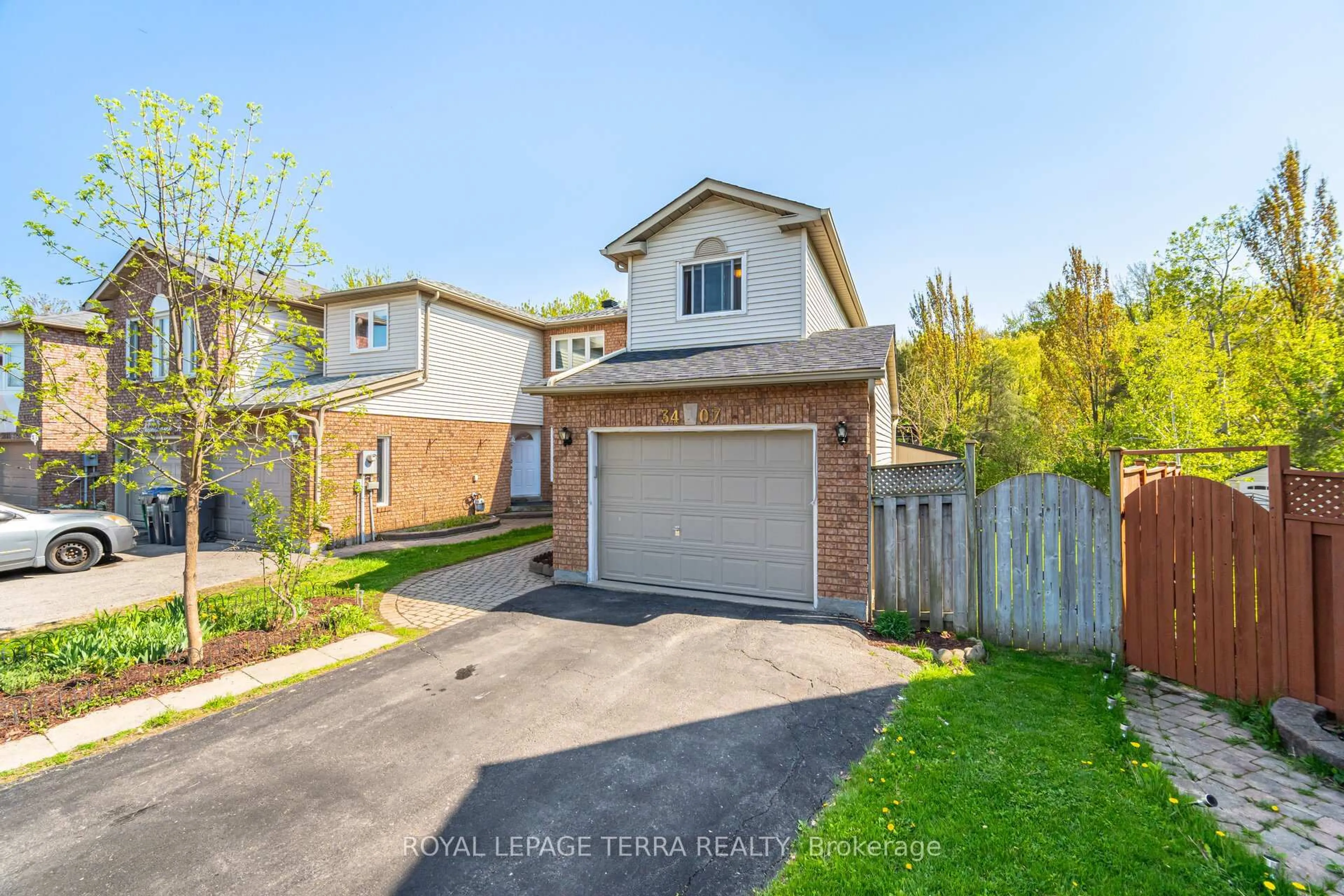 A pic from outside/outdoor area/front of a property/back of a property/a pic from drone, street for 3407 Nighthawk Tr, Mississauga Ontario L5N 6G5