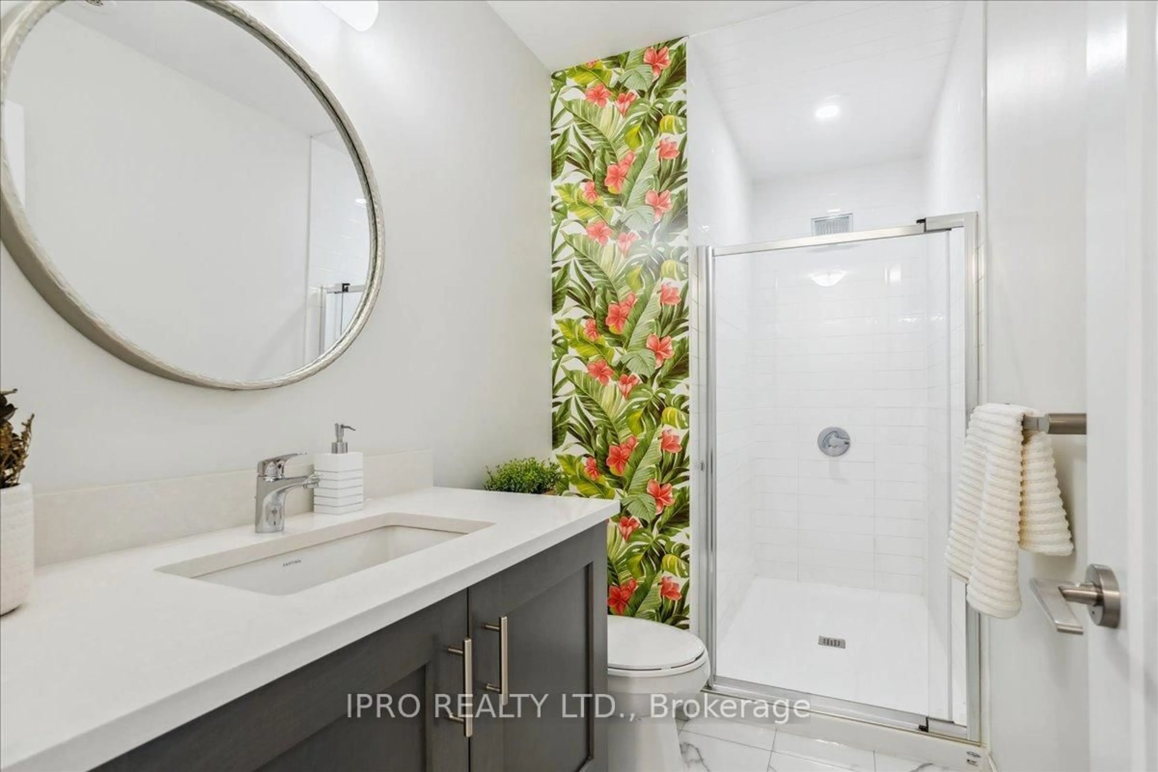 Contemporary bathroom, ceramic/tile floor for 652 Cricklewood Dr #220, Mississauga Ontario L5G 0B7