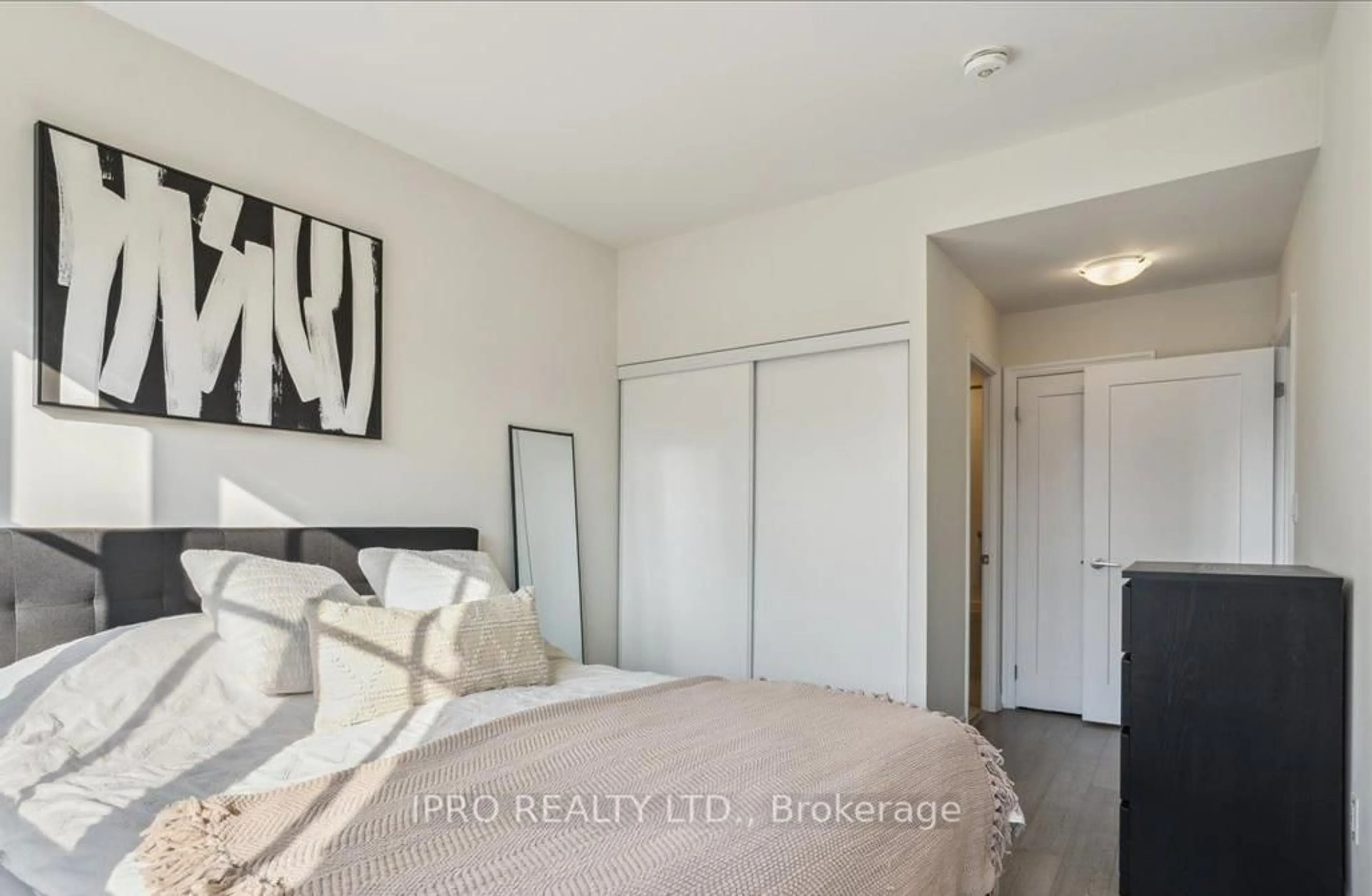 A pic of a room for 652 Cricklewood Dr #220, Mississauga Ontario L5G 0B7