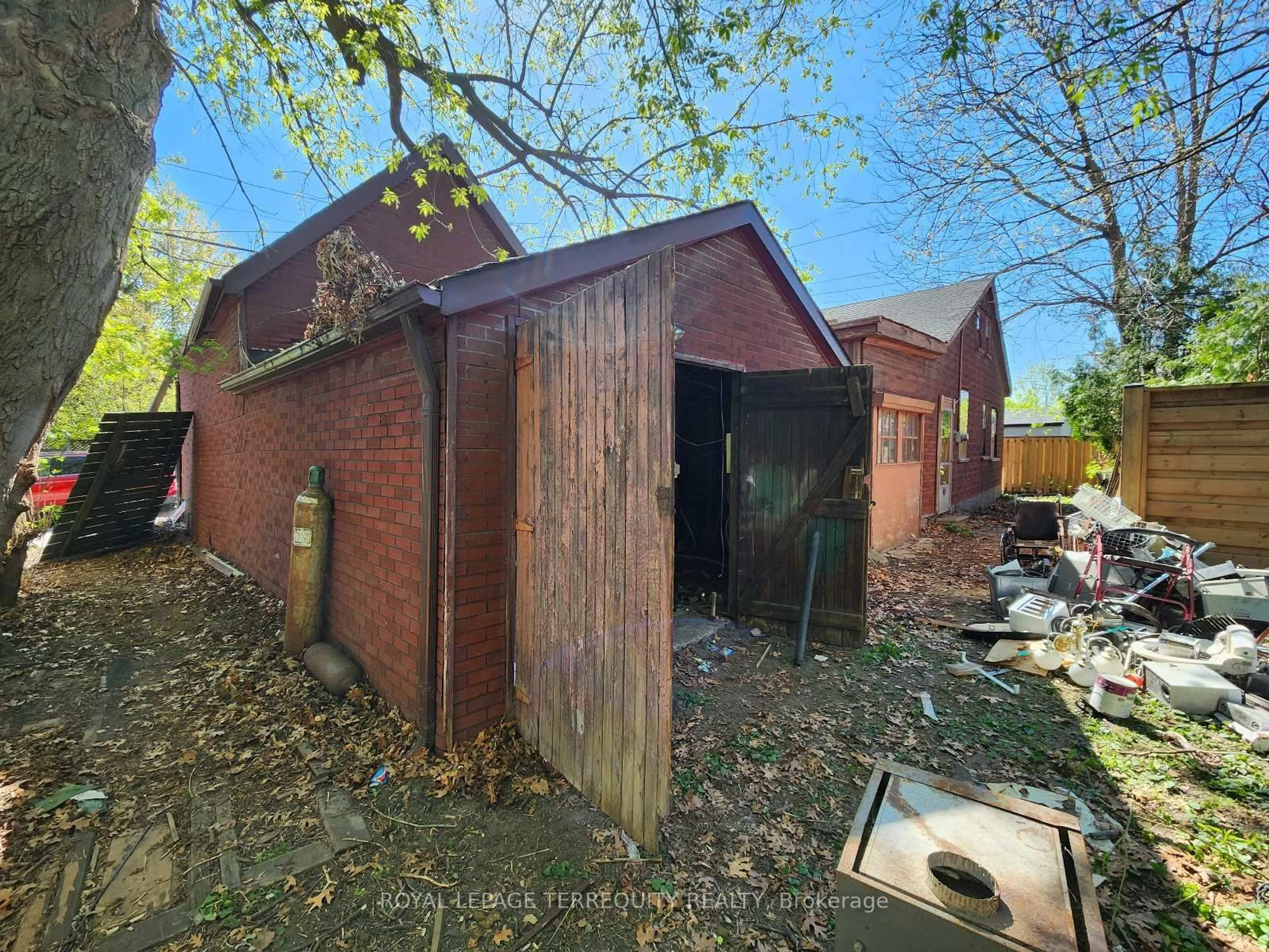 Shed for 629 Durie St, Toronto Ontario M6S 3H2