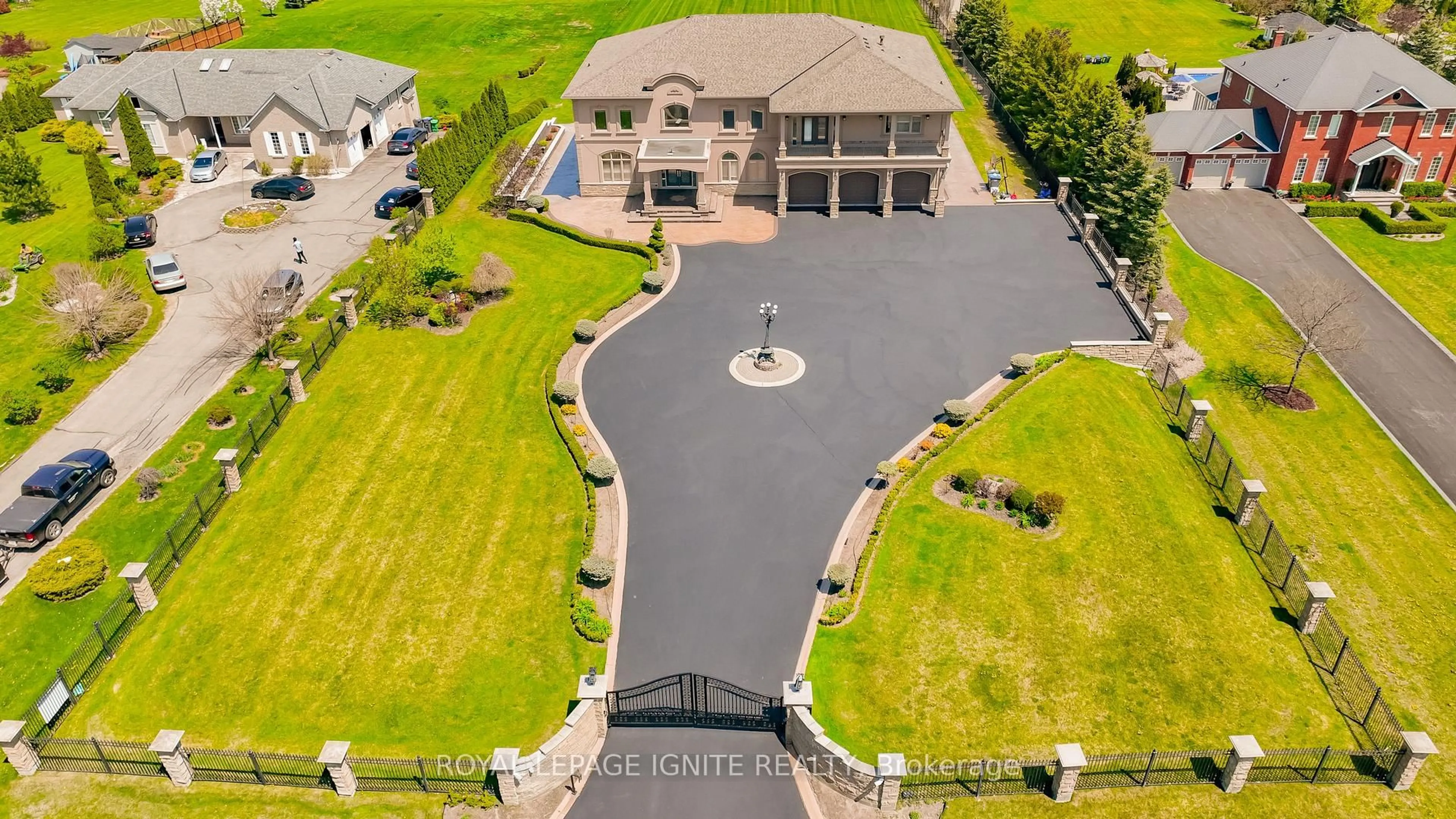A pic from outside/outdoor area/front of a property/back of a property/a pic from drone, street for 10 Everglade Dr, Brampton Ontario L6P 0R2