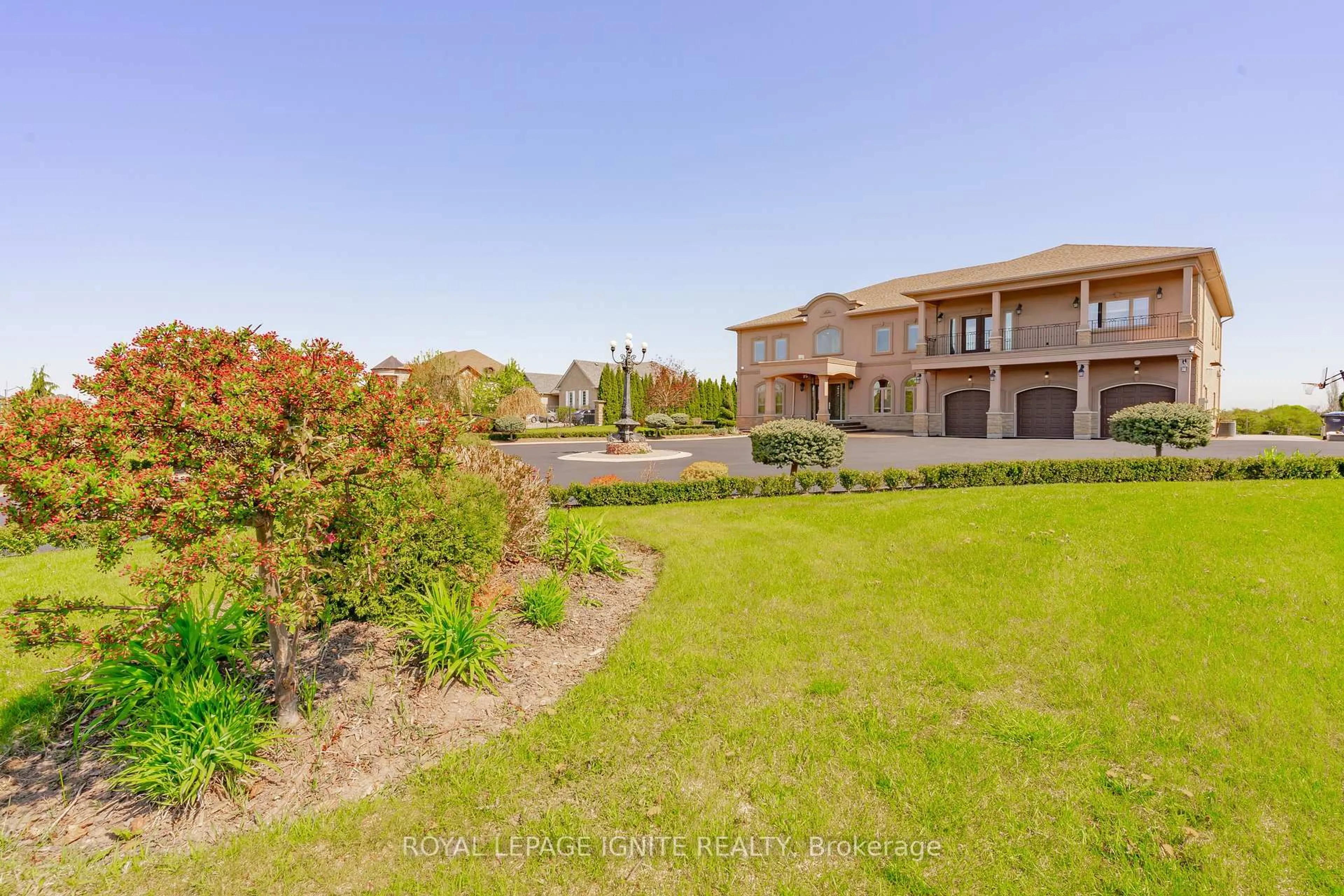 A pic from outside/outdoor area/front of a property/back of a property/a pic from drone, water/lake/river/ocean view for 10 Everglade Dr, Brampton Ontario L6P 0R2