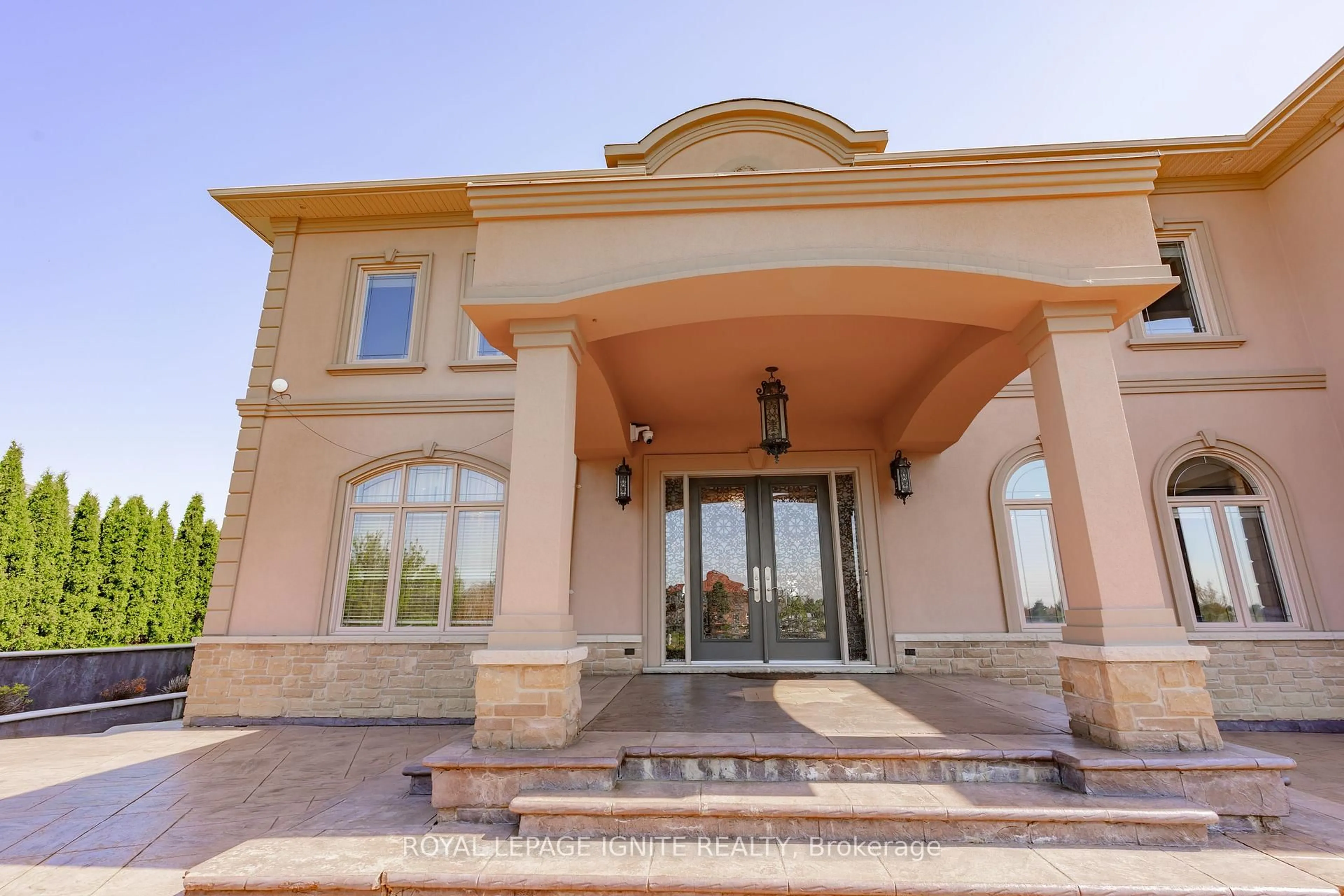 Indoor foyer for 10 Everglade Dr, Brampton Ontario L6P 0R2