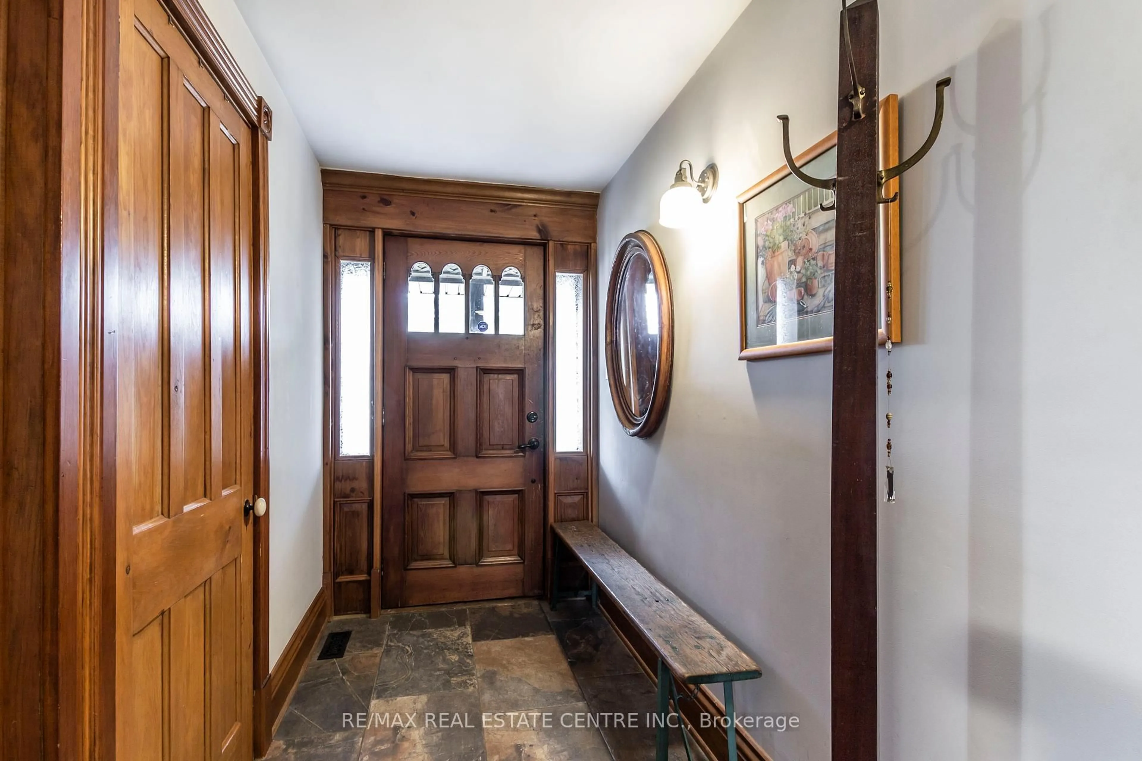 Indoor entryway for 627 Bayshore Blvd, Burlington Ontario L7T 1S9