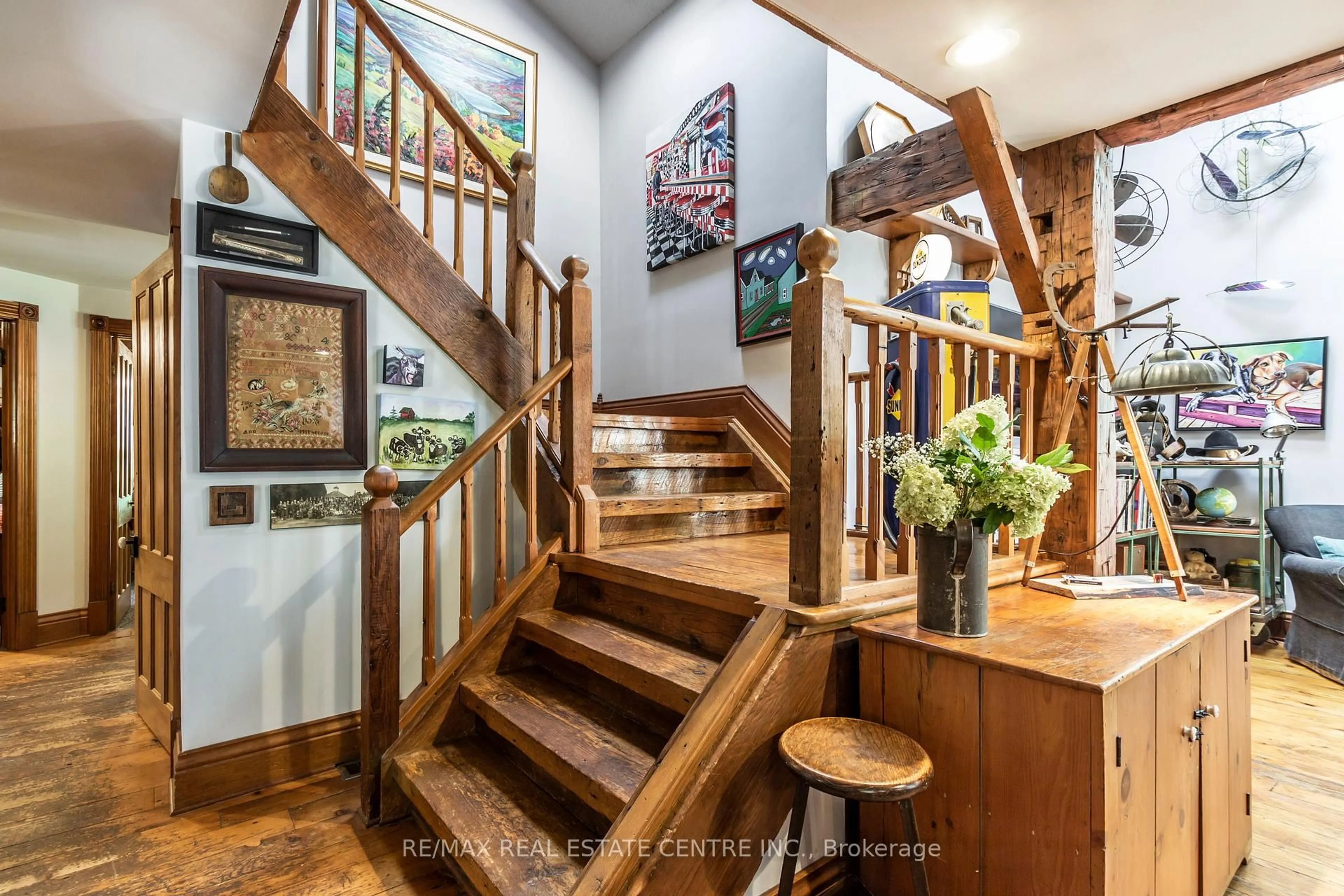 Indoor foyer for 627 Bayshore Blvd, Burlington Ontario L7T 1S9