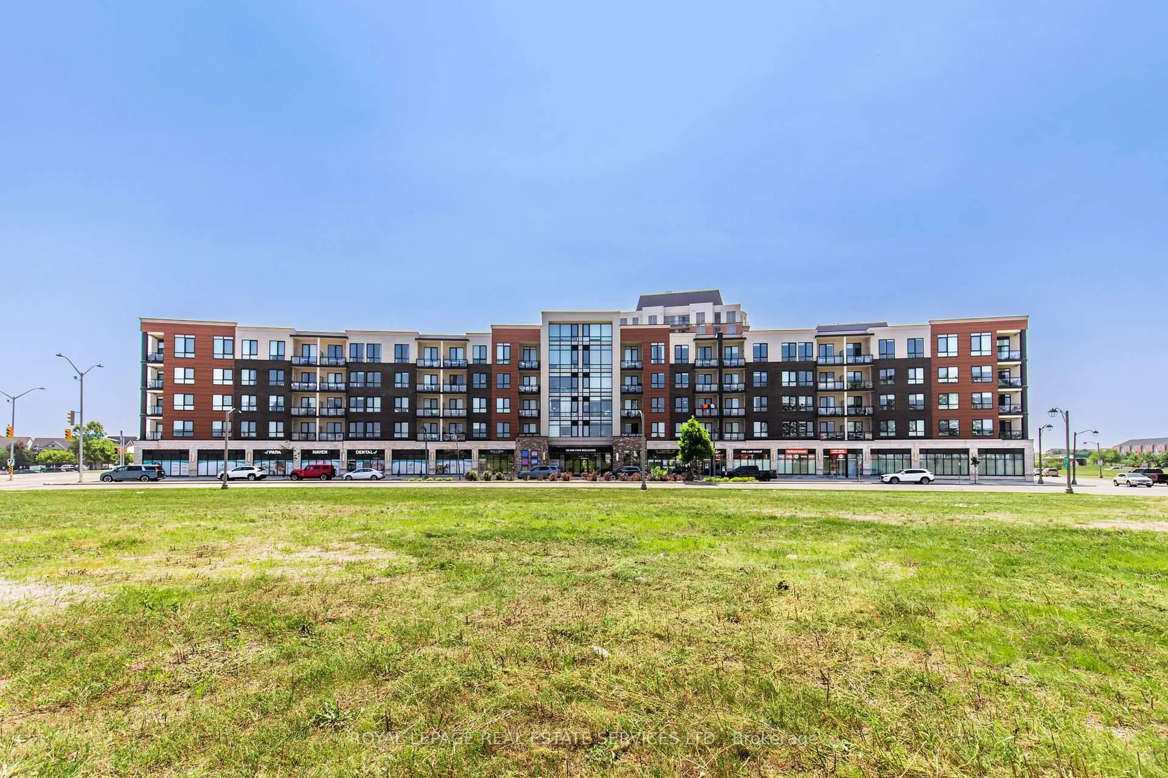 A pic from outside/outdoor area/front of a property/back of a property/a pic from drone, building for 150 Oak Park Blvd #422, Oakville Ontario L6H 3P2