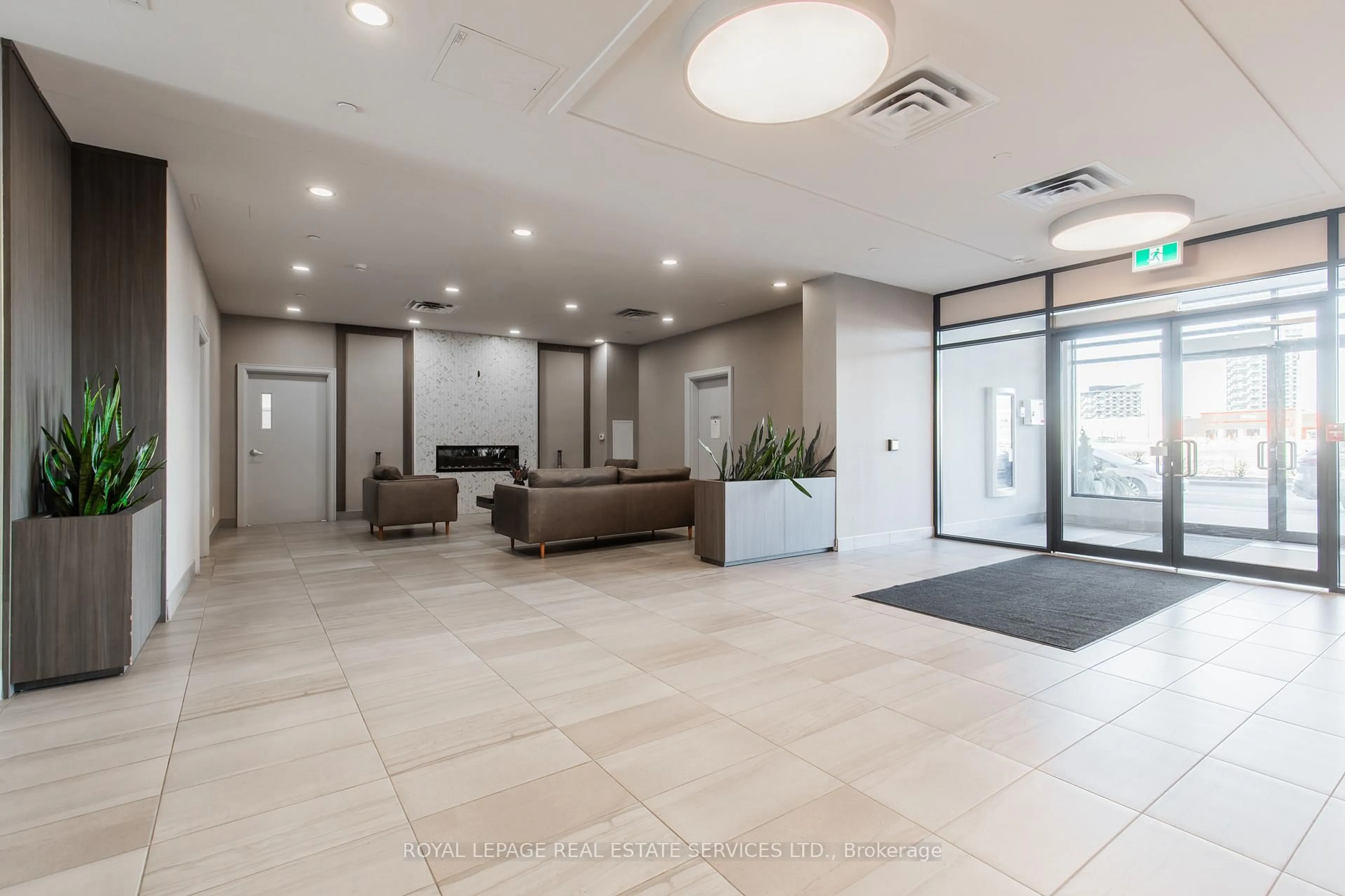 Indoor foyer for 150 Oak Park Blvd #422, Oakville Ontario L6H 3P2