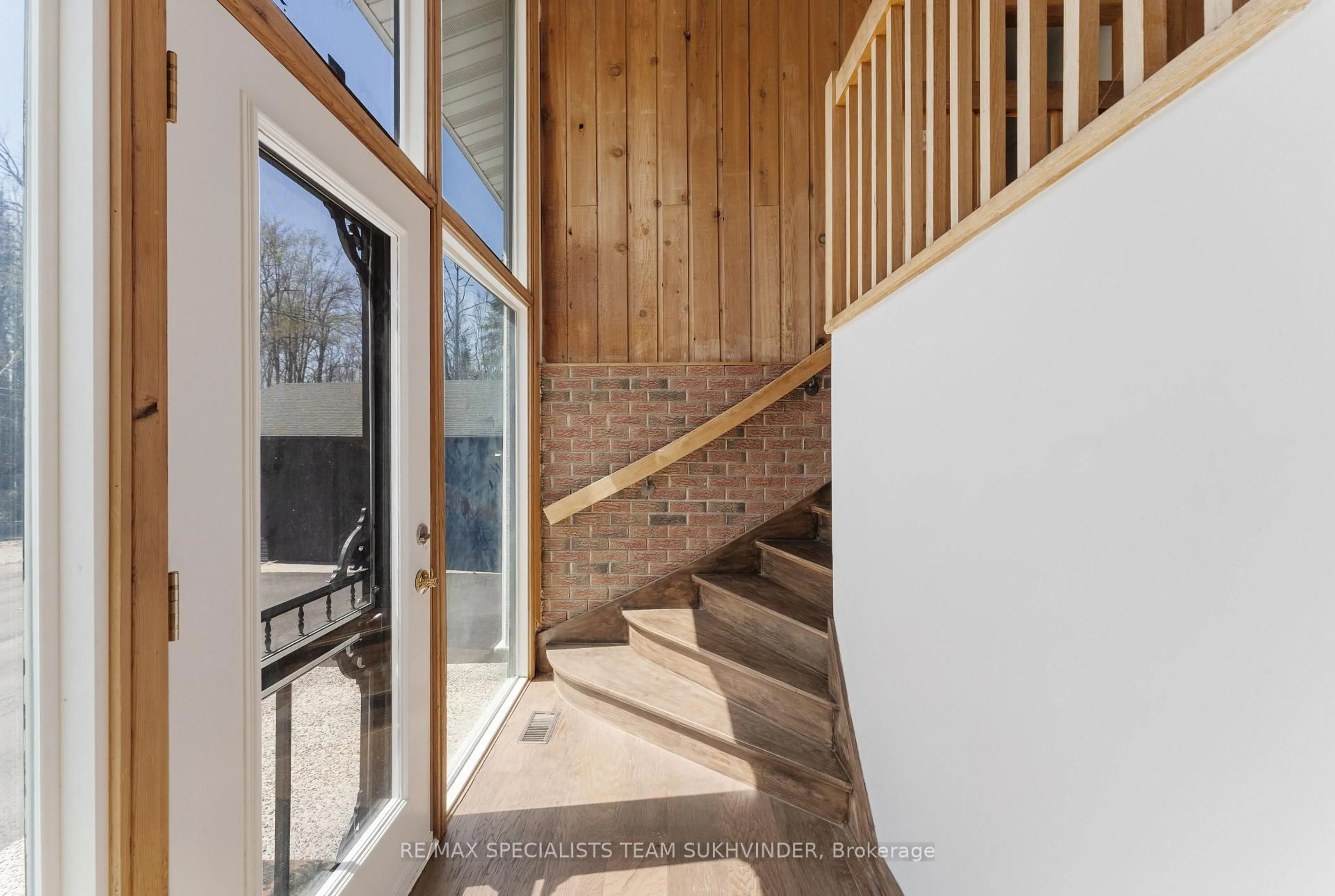 Indoor foyer for 4680 Beech Grove Sdrd, Caledon Ontario L7K 0N9