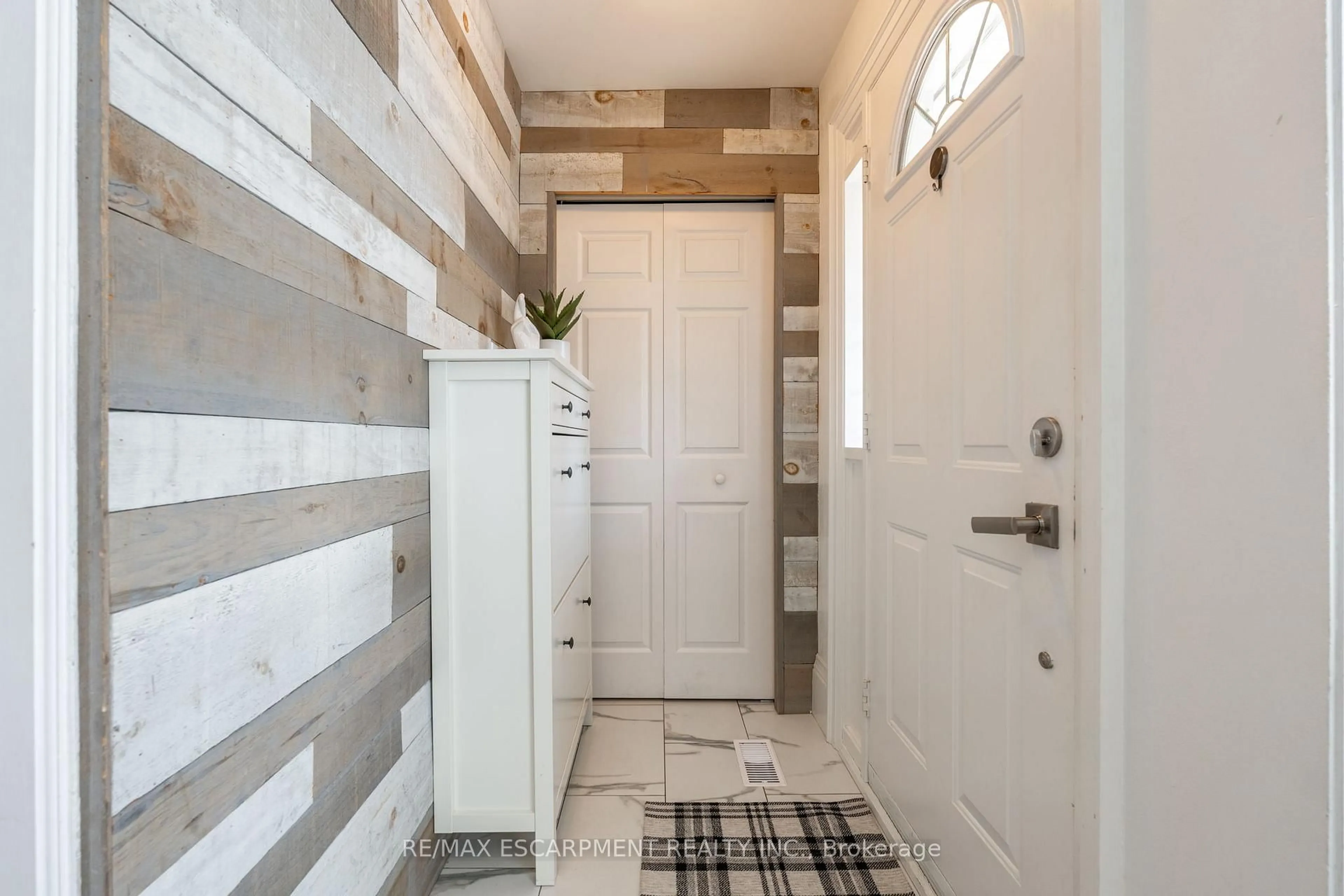 Indoor entryway for 2375 Gareth Rd, Mississauga Ontario L5B 1Z4