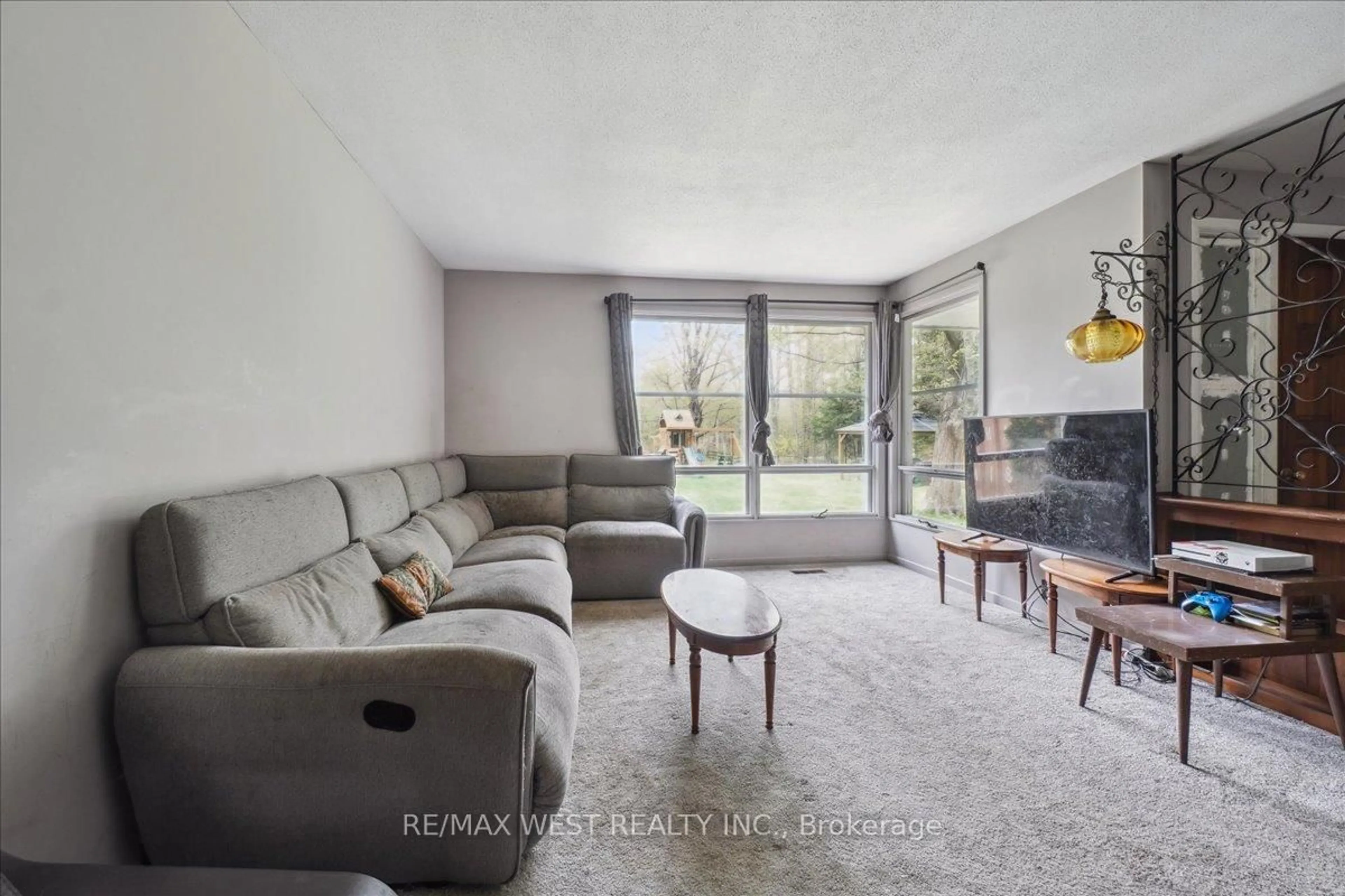 Living room with furniture, unknown for 11988 6th Line, Halton Hills Ontario L0P 1H0