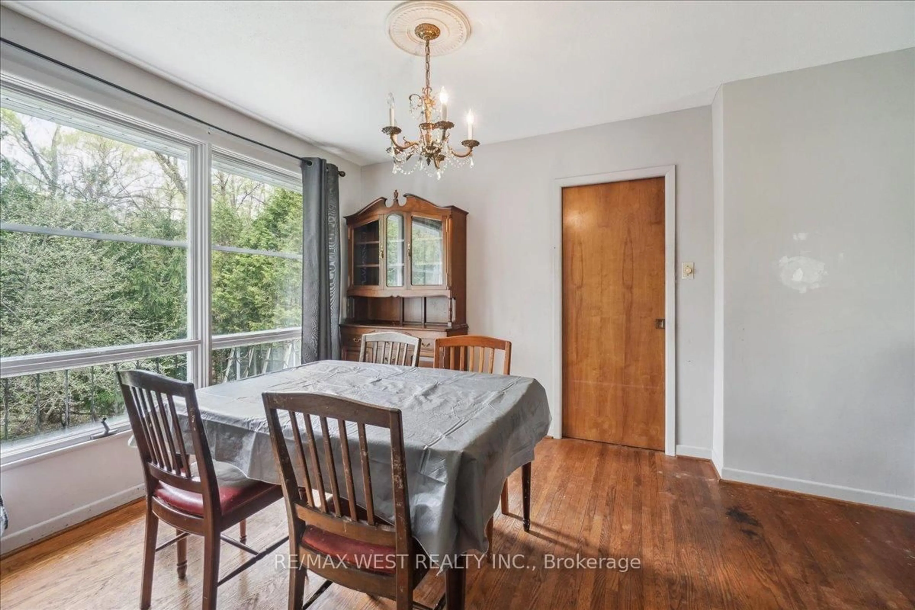 Dining room, wood/laminate floor for 11988 6th Line, Halton Hills Ontario L0P 1H0
