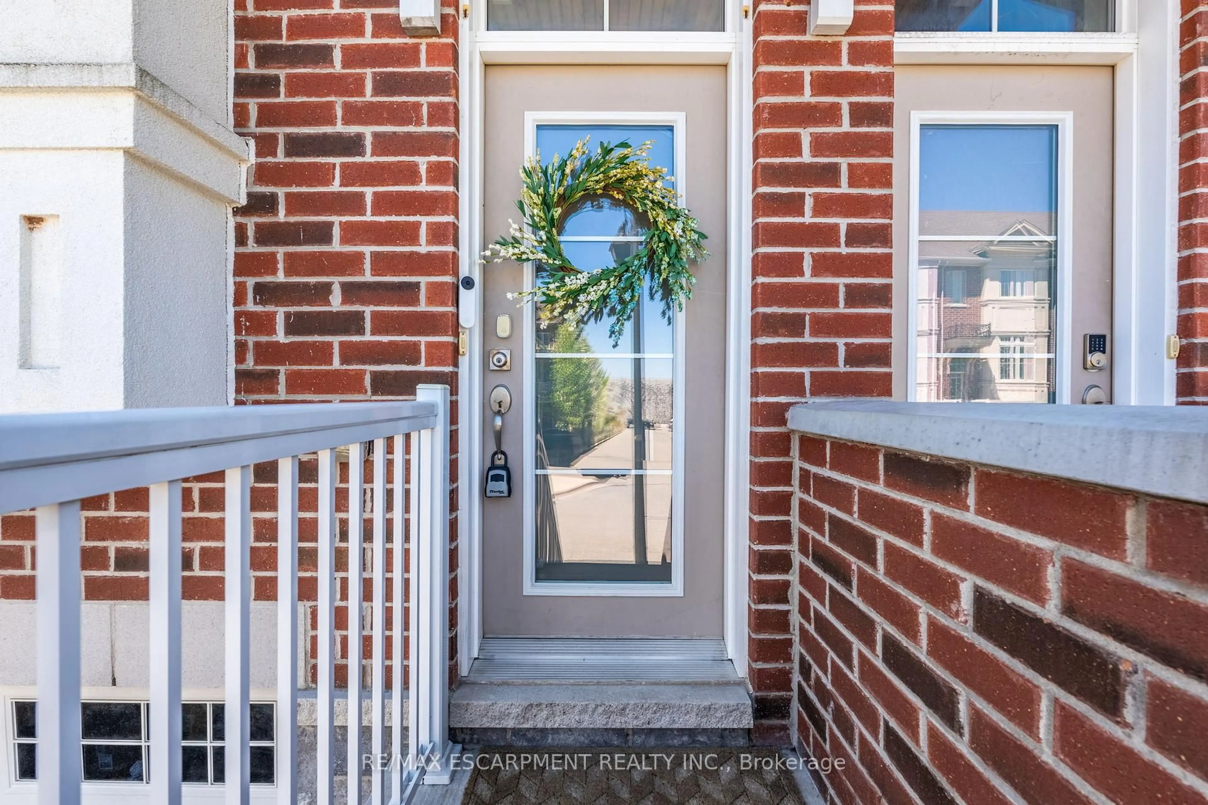 Indoor entryway for 181 Plains Rd #20, Burlington Ontario L7T 0B1