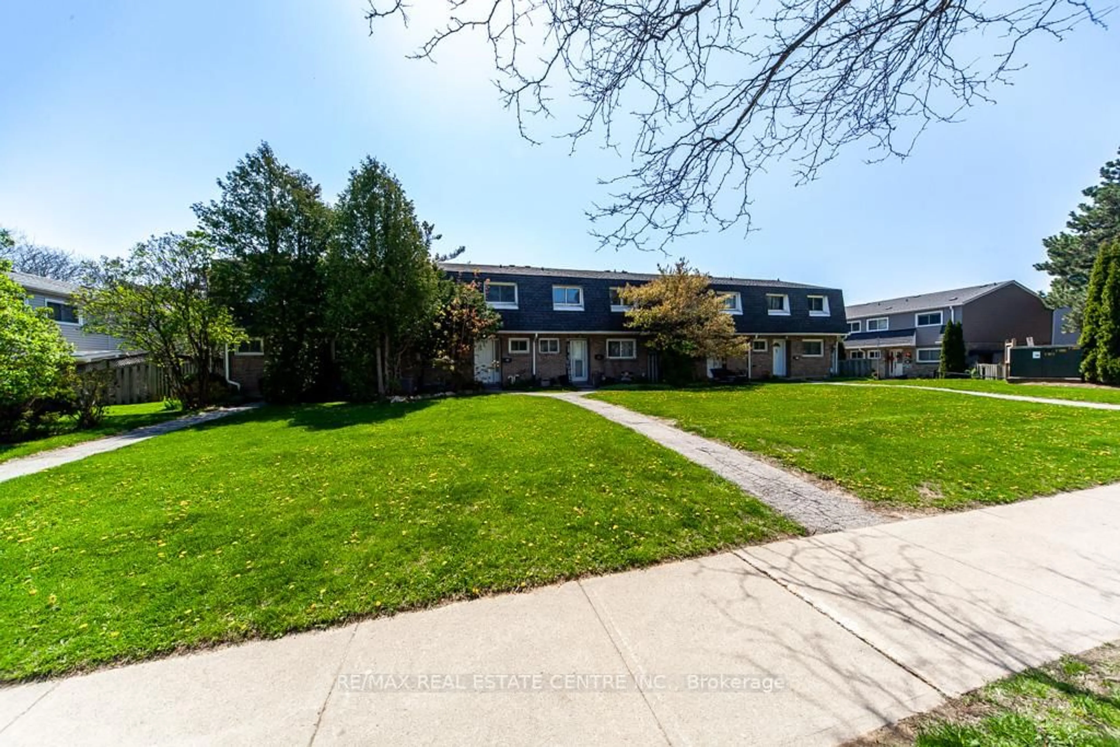 A pic from outside/outdoor area/front of a property/back of a property/a pic from drone, street for 2050 Upper Middle Rd #88, Burlington Ontario L7P 3R9