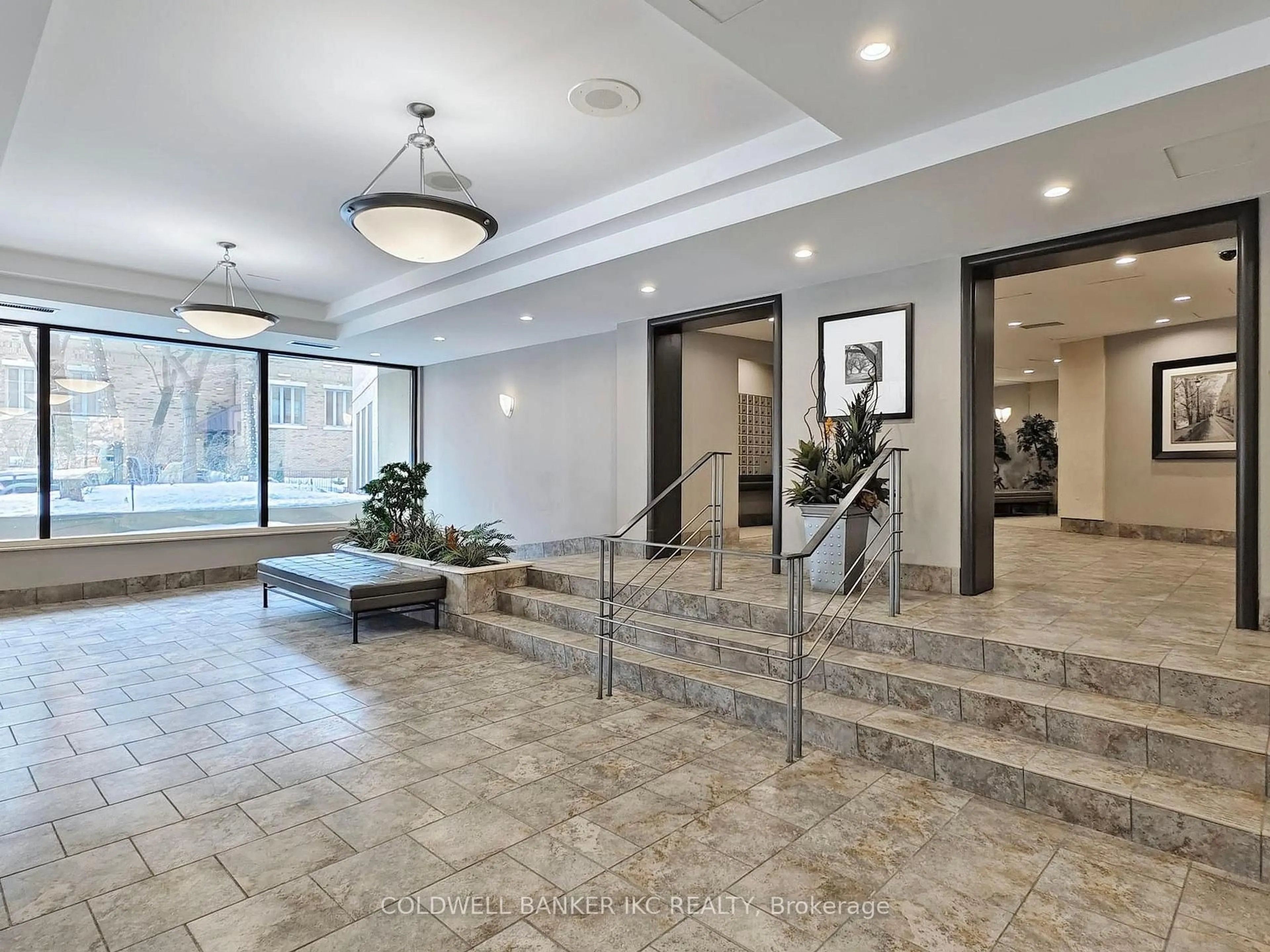 Indoor foyer for 4235 Sherwoodtowne Blvd #1001, Mississauga Ontario L4Z 1W3