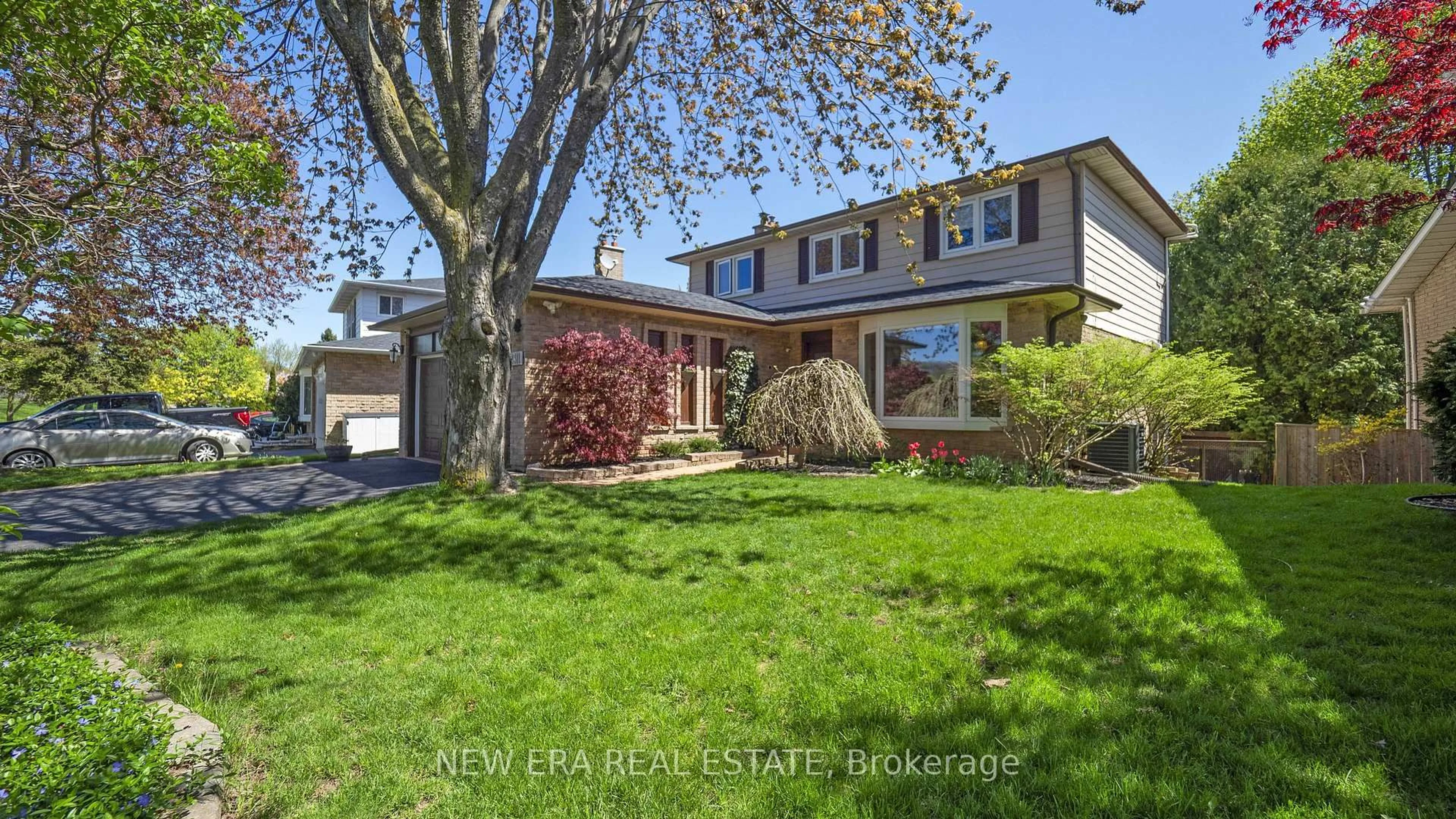 Home with vinyl exterior material, street for 2311 Duncaster Dr, Burlington Ontario L7P 4C2