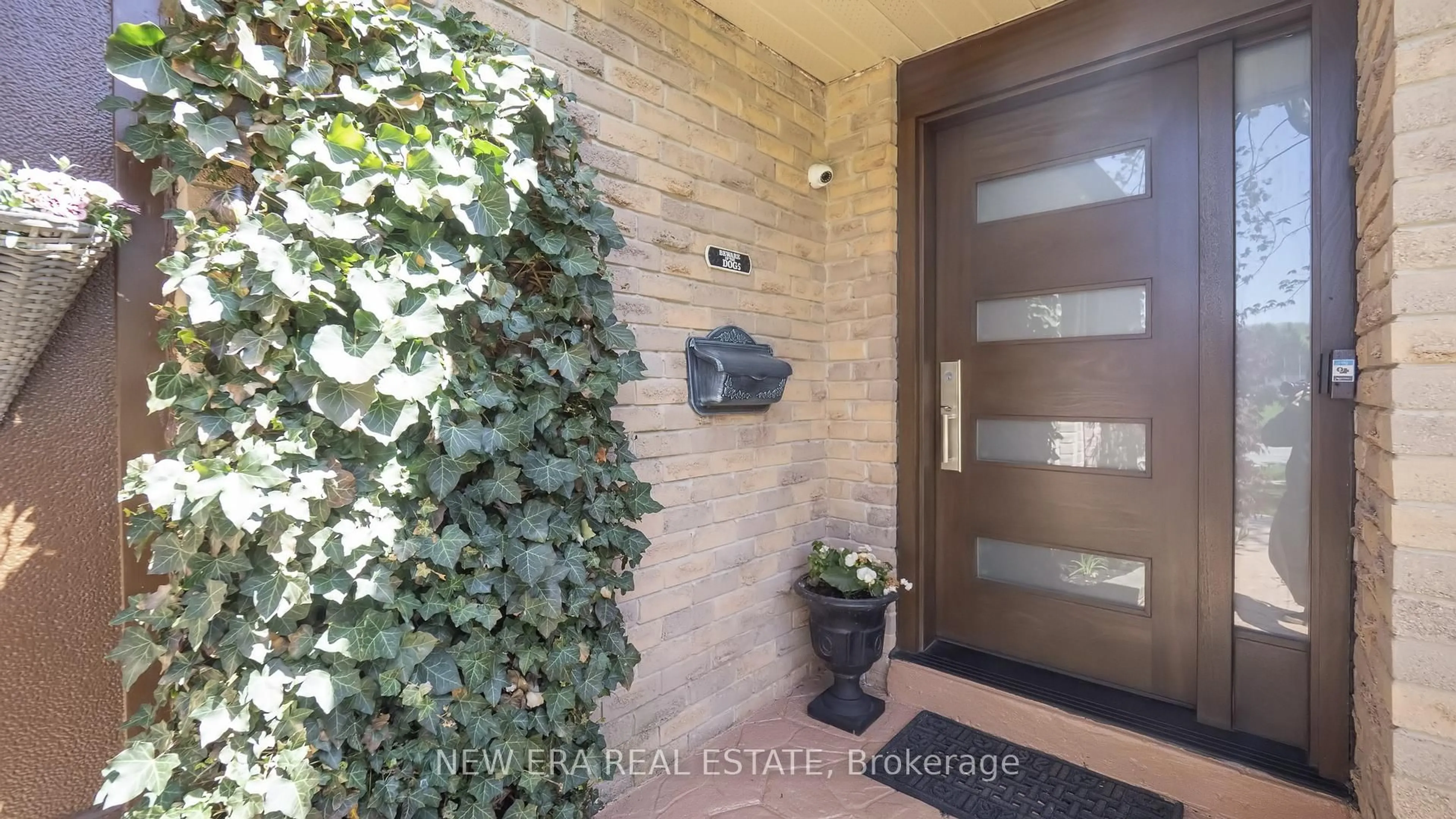Indoor entryway for 2311 Duncaster Dr, Burlington Ontario L7P 4C2