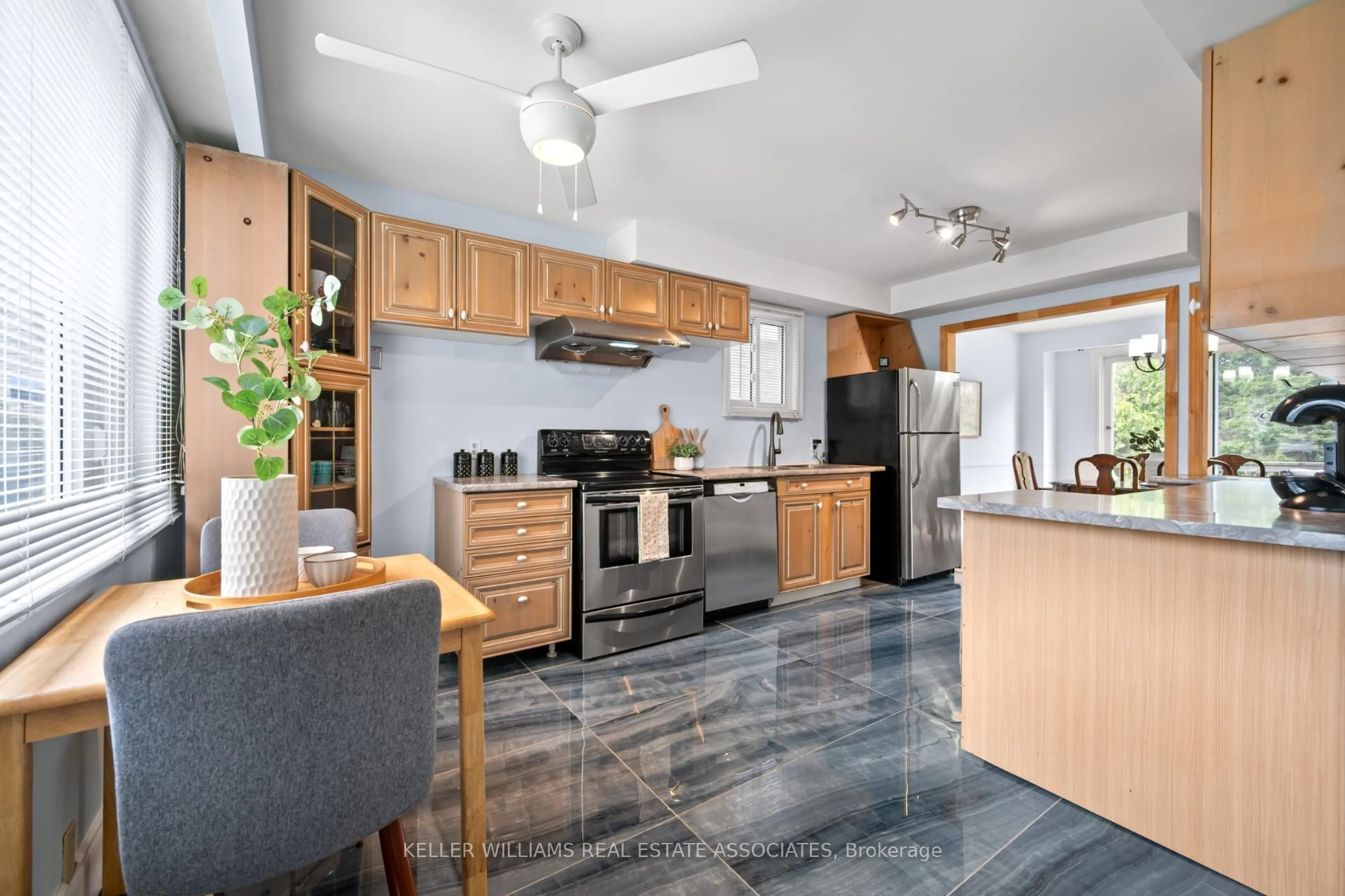 Open concept kitchen, ceramic/tile floor for 120 Royal Palm Dr, Brampton Ontario L6Z 1P7