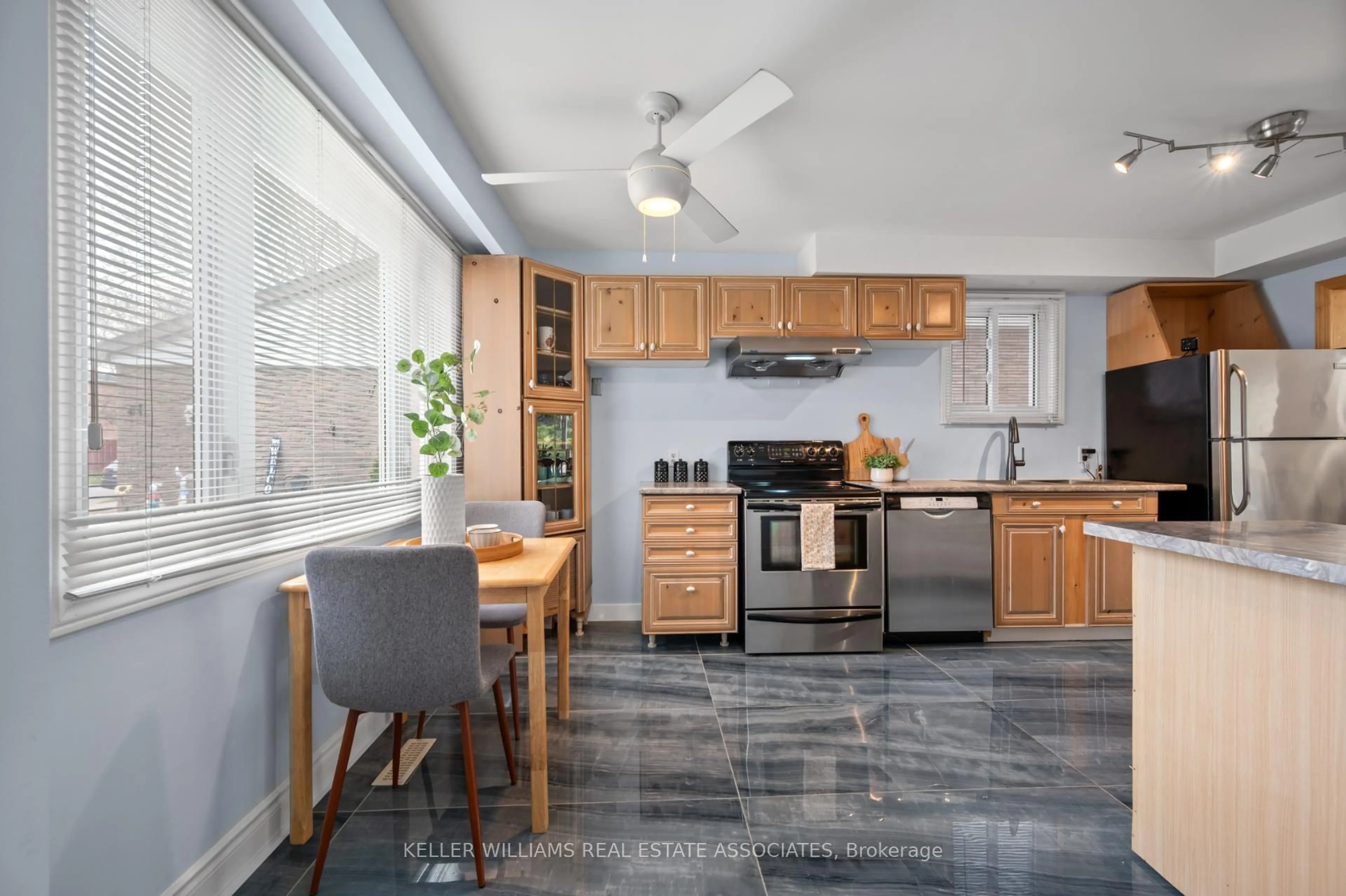 Open concept kitchen, ceramic/tile floor for 120 Royal Palm Dr, Brampton Ontario L6Z 1P7