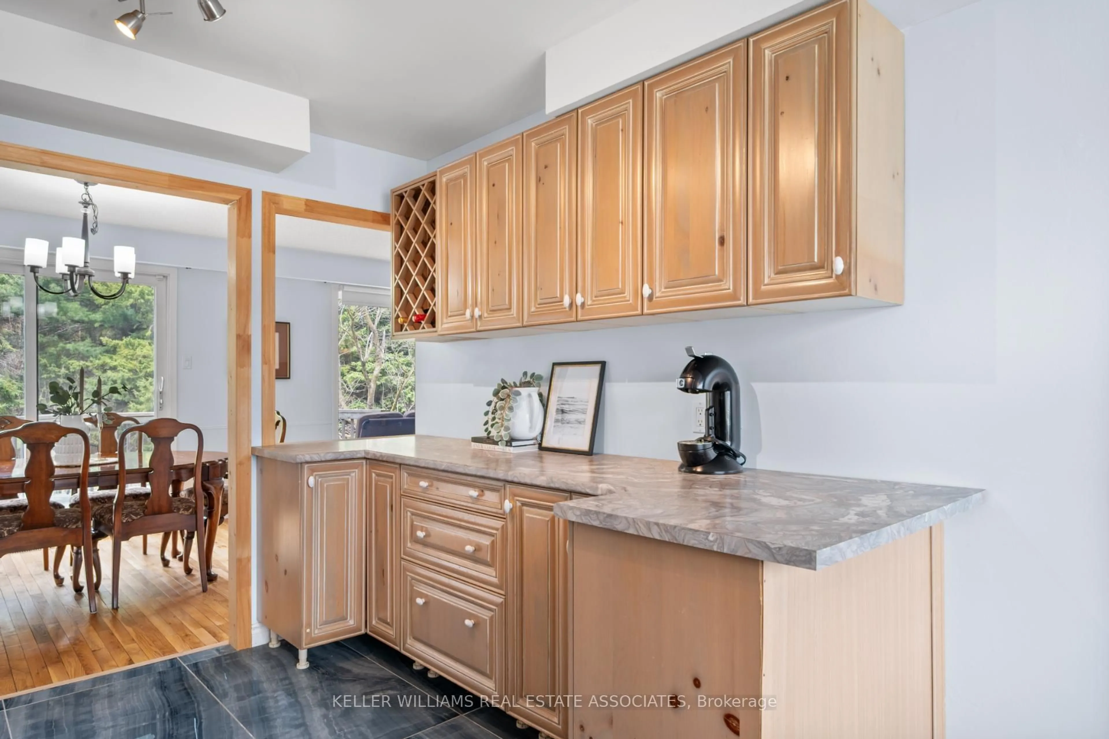 Standard kitchen, unknown for 120 Royal Palm Dr, Brampton Ontario L6Z 1P7