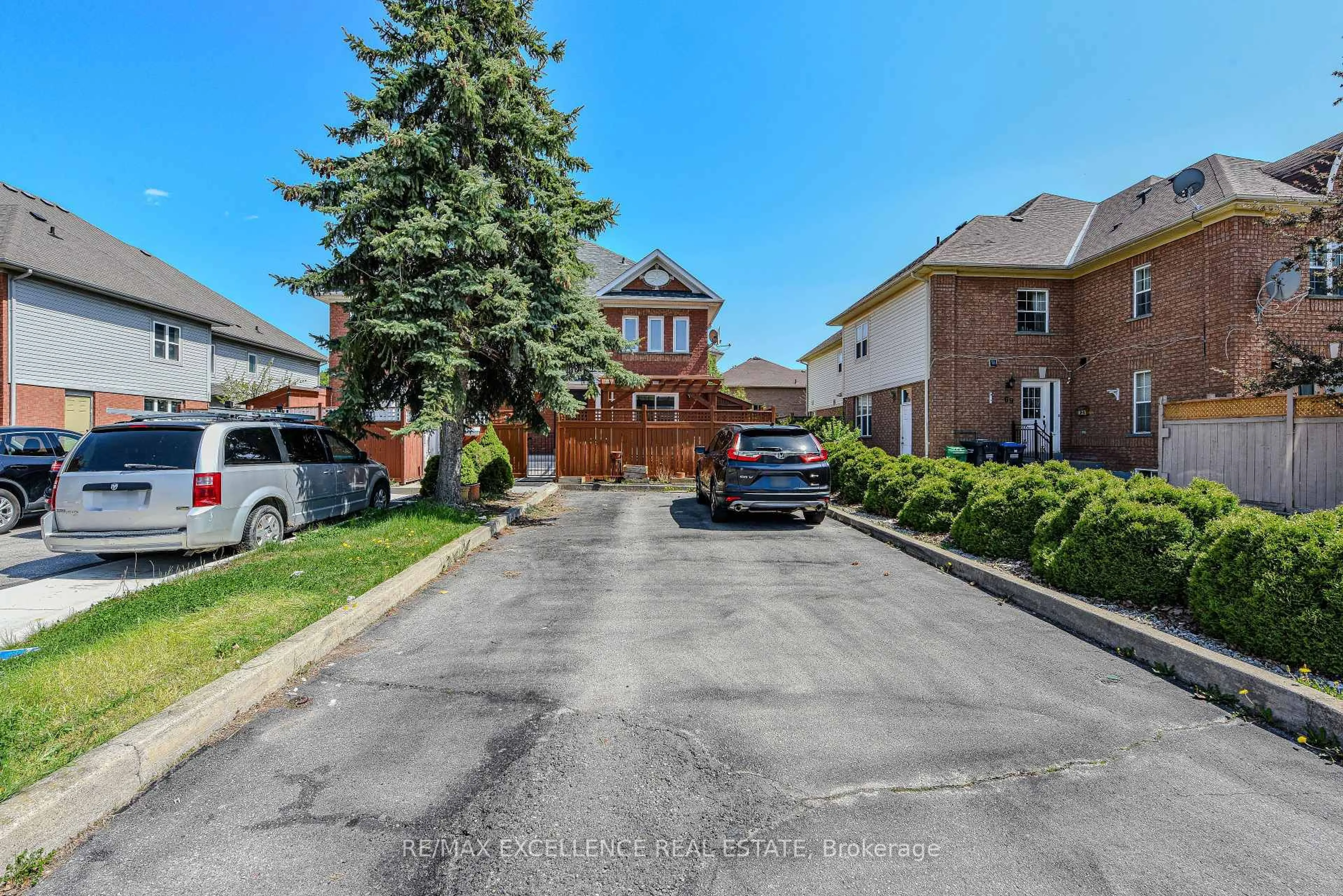 A pic from outside/outdoor area/front of a property/back of a property/a pic from drone, street for 71 Oatfield Rd, Brampton Ontario L6R 1Y3