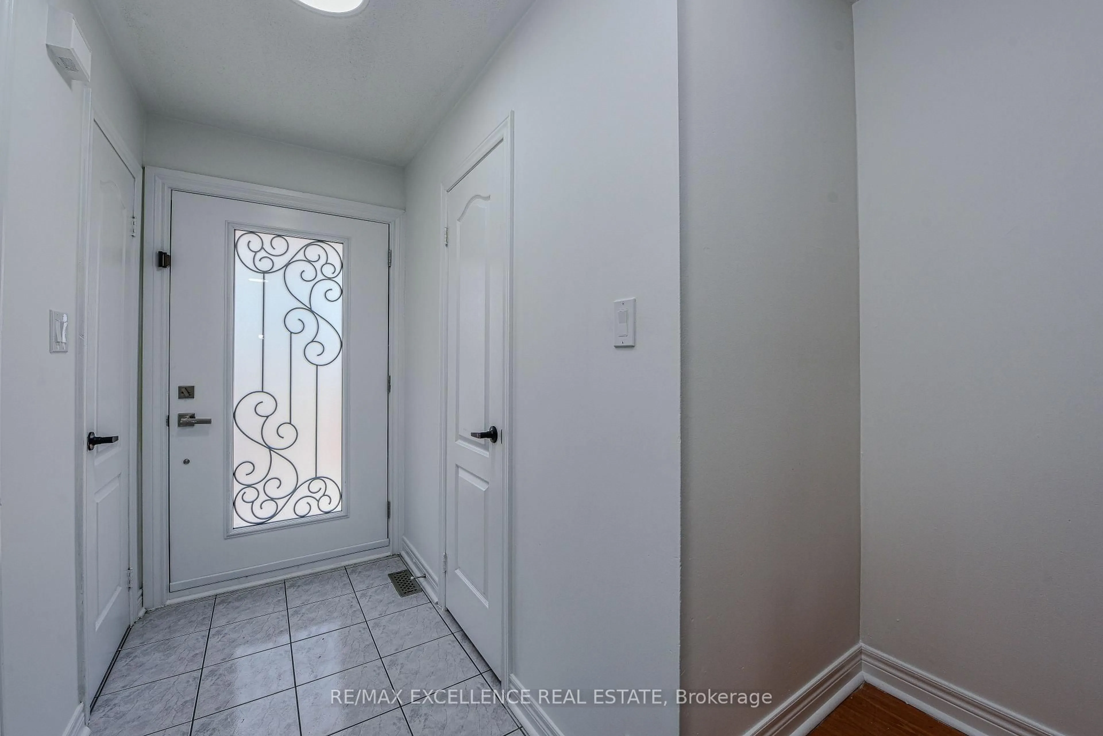 Indoor entryway for 71 Oatfield Rd, Brampton Ontario L6R 1Y3
