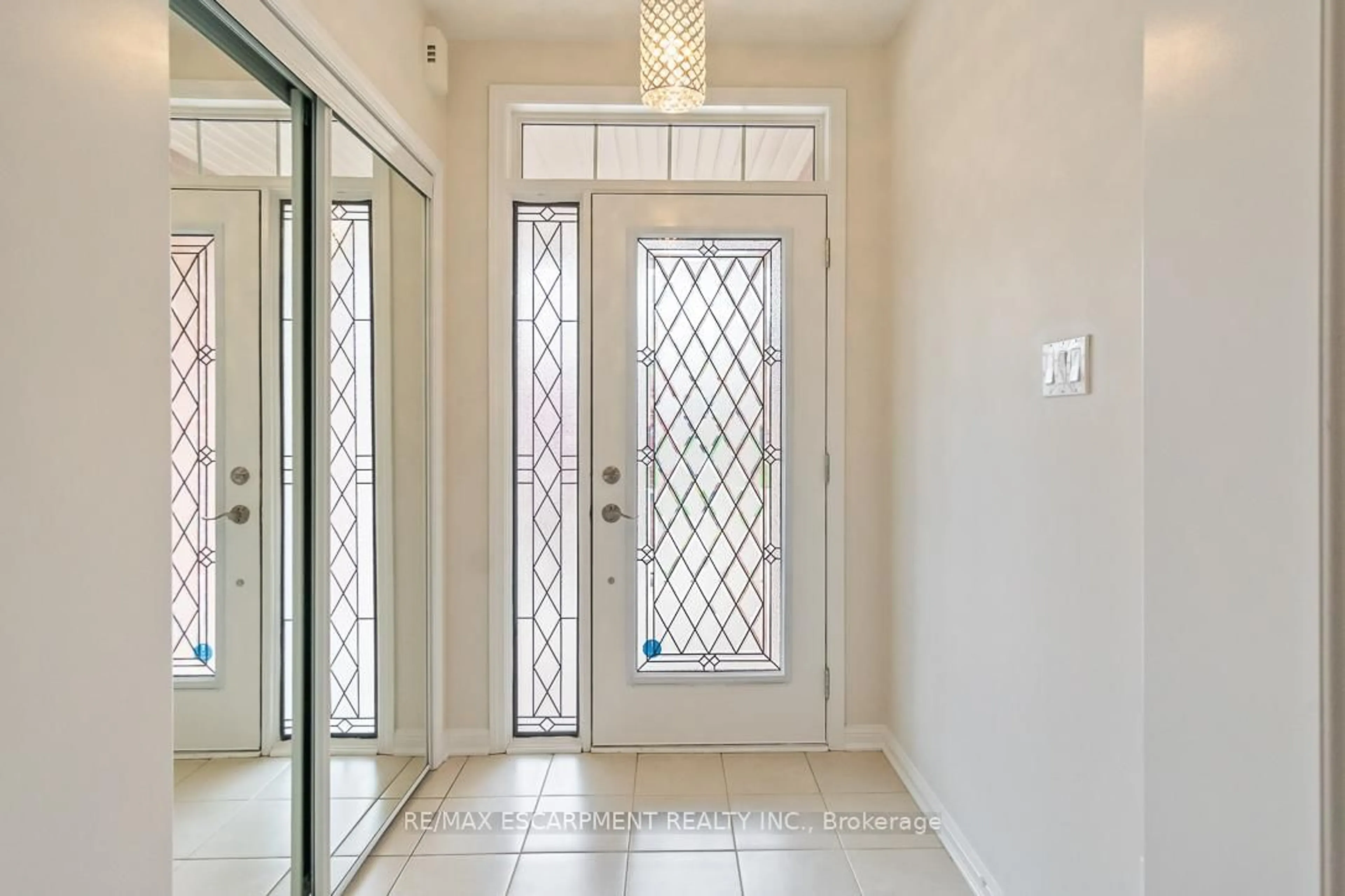 Indoor entryway for 255 Monaghan Cres, Milton Ontario L9T 8C7