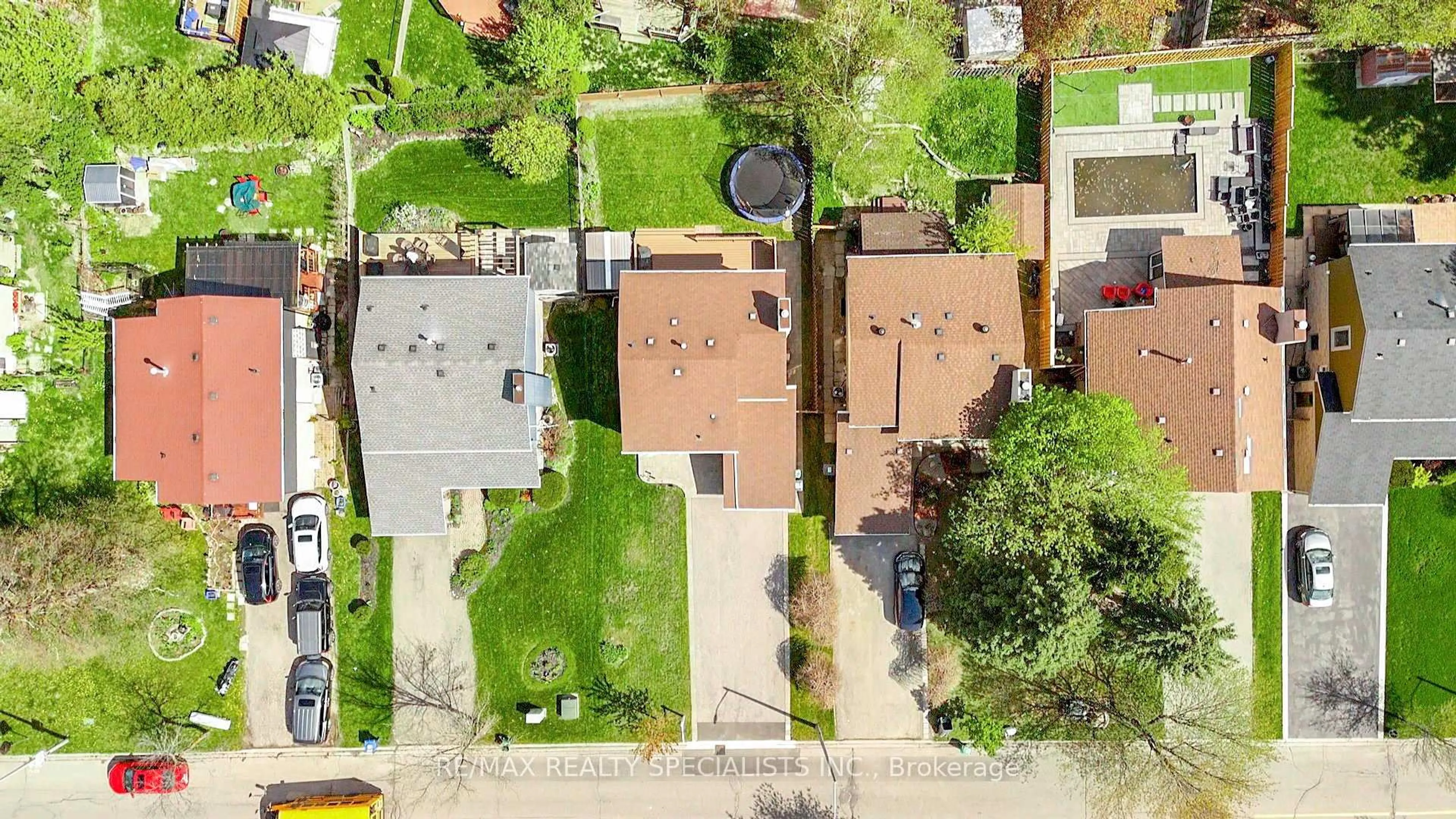 A pic from outside/outdoor area/front of a property/back of a property/a pic from drone, street for 65 Somerset Dr, Brampton Ontario L6Z 1C3