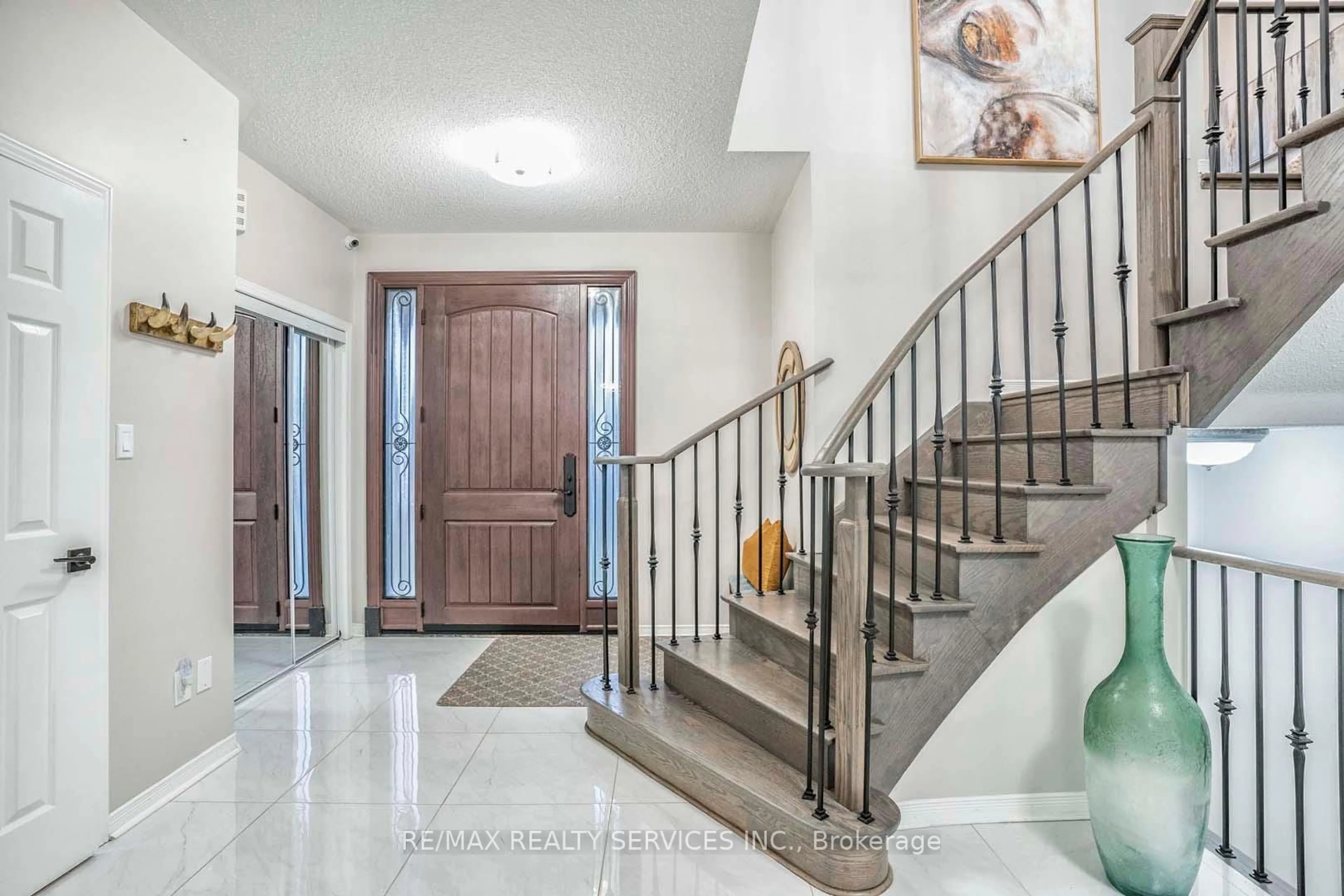 Indoor entryway for 3 Sailwind Rd, Brampton Ontario L6R 2G3