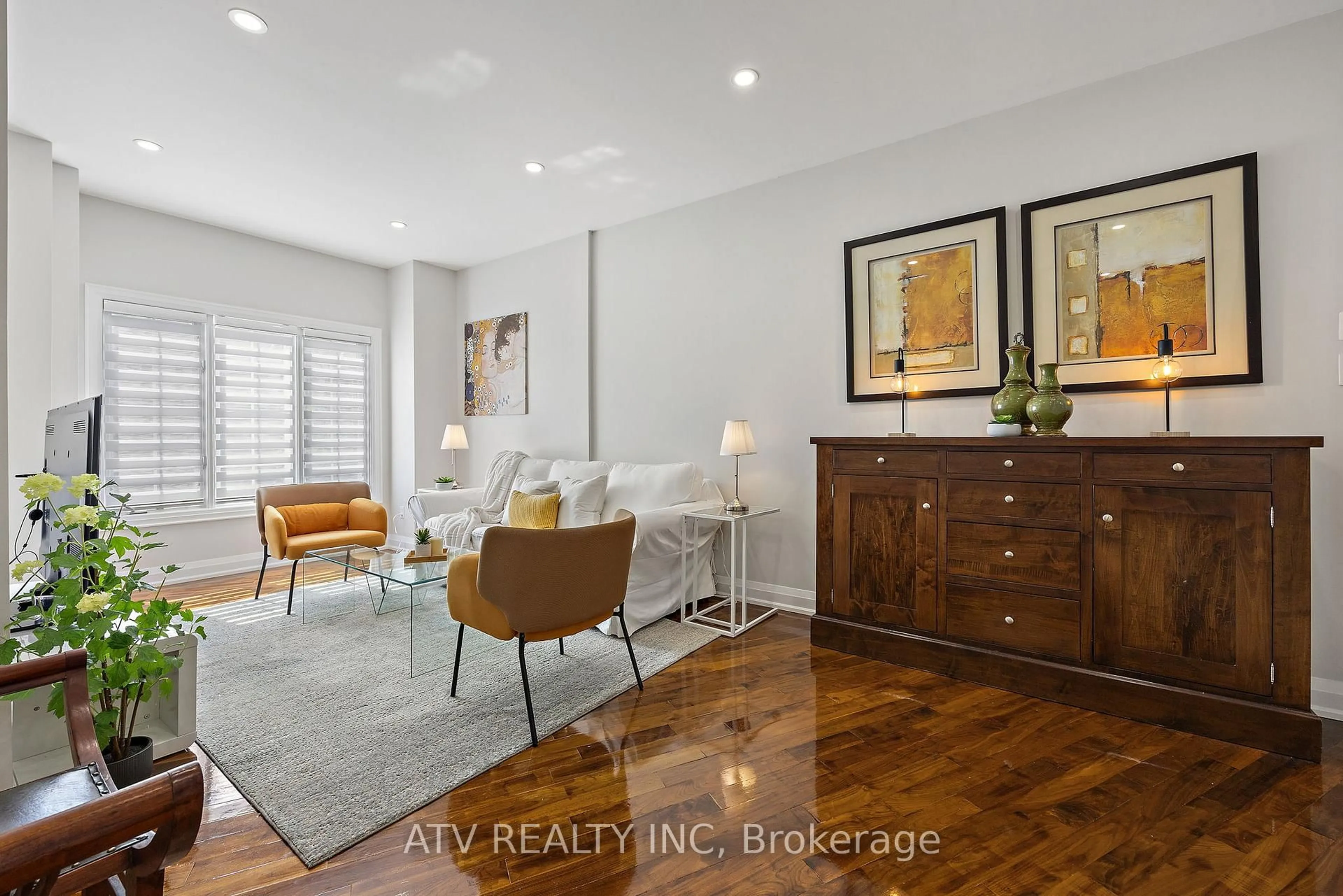 Living room with furniture, wood/laminate floor for 6 Bluewater Crt, Toronto Ontario M8V 4A8