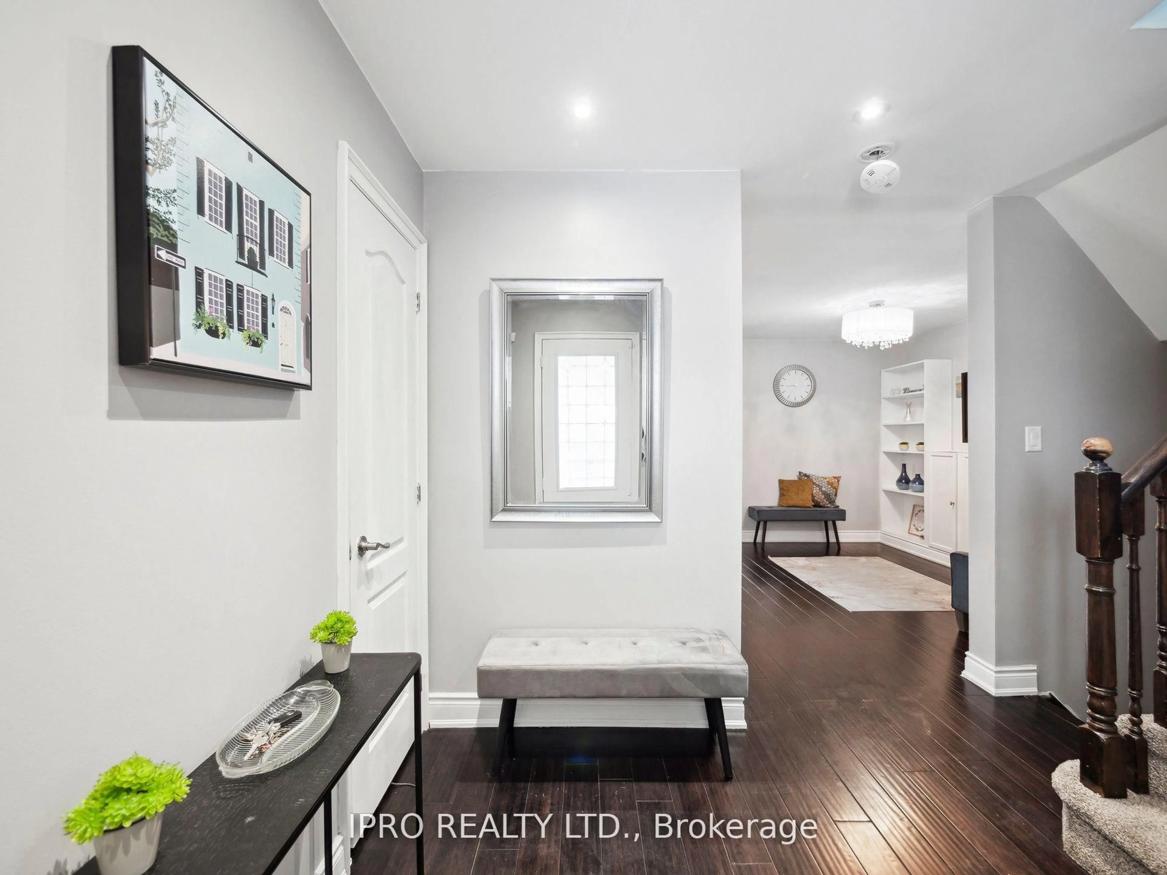 Indoor entryway for 424 Jay Cres, Orangeville Ontario L9W 4Z2