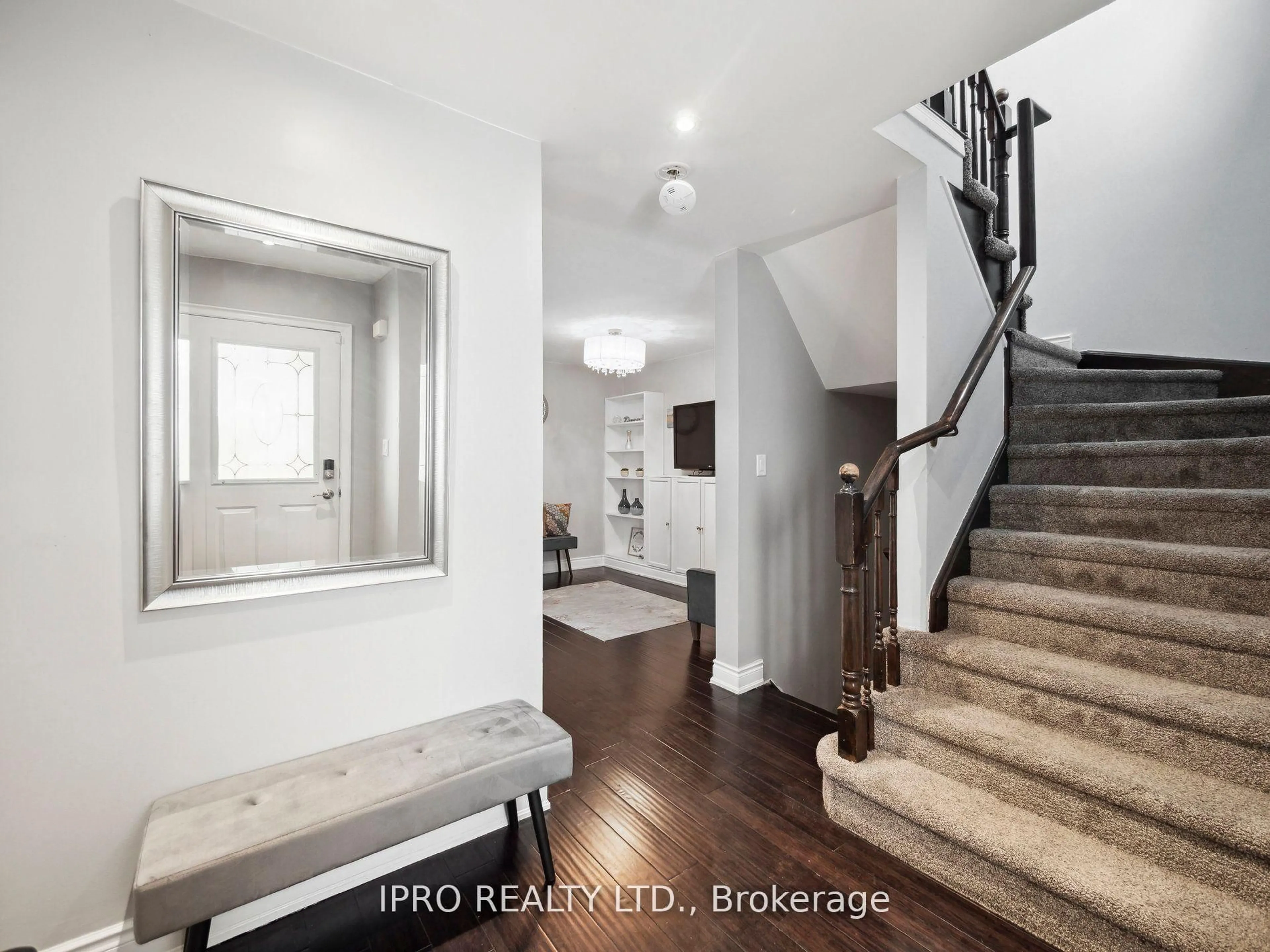 Indoor entryway for 424 Jay Cres, Orangeville Ontario L9W 4Z2