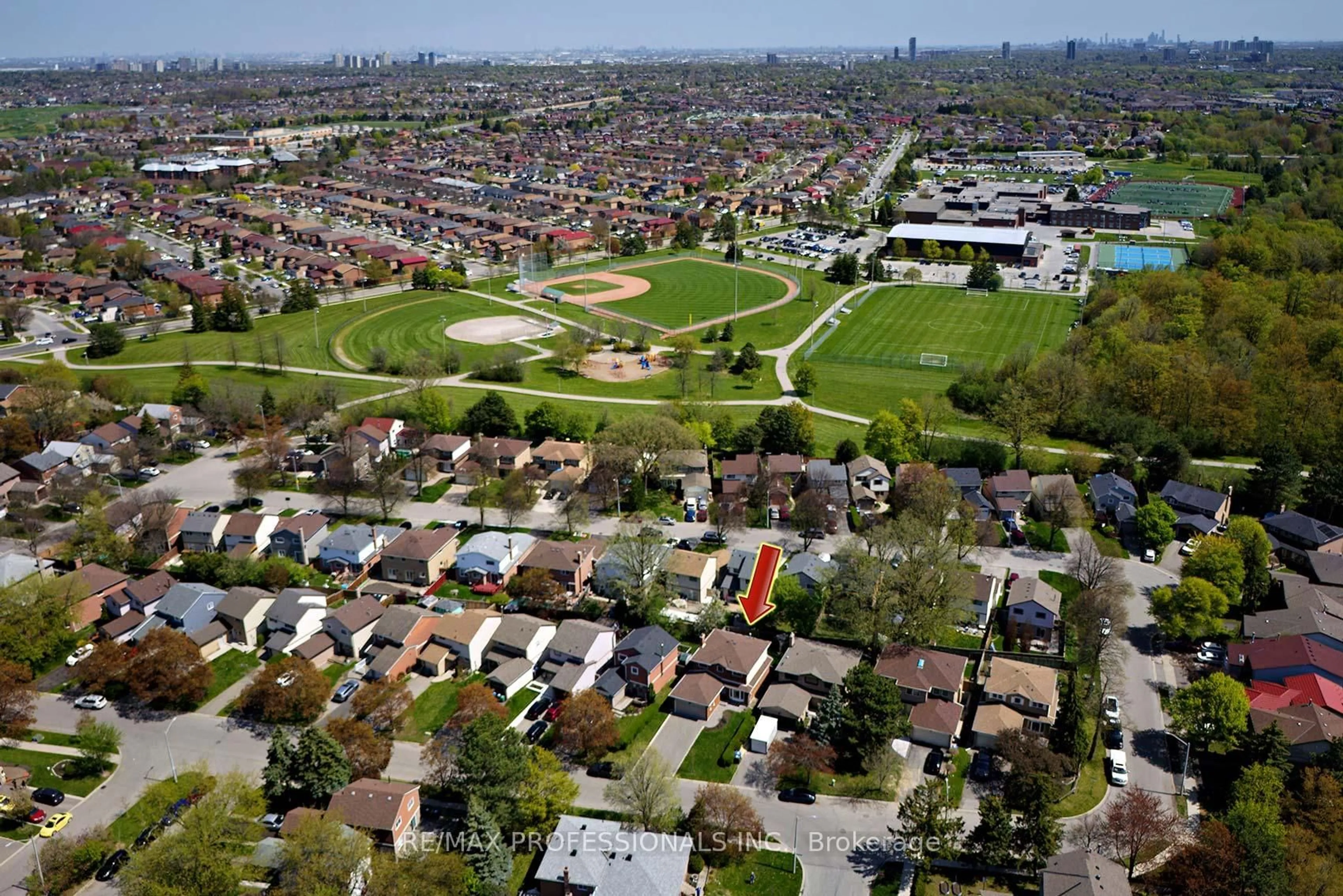 A pic from outside/outdoor area/front of a property/back of a property/a pic from drone, unknown for 7 Dalzell Ave, Brampton Ontario L6Z 1H1