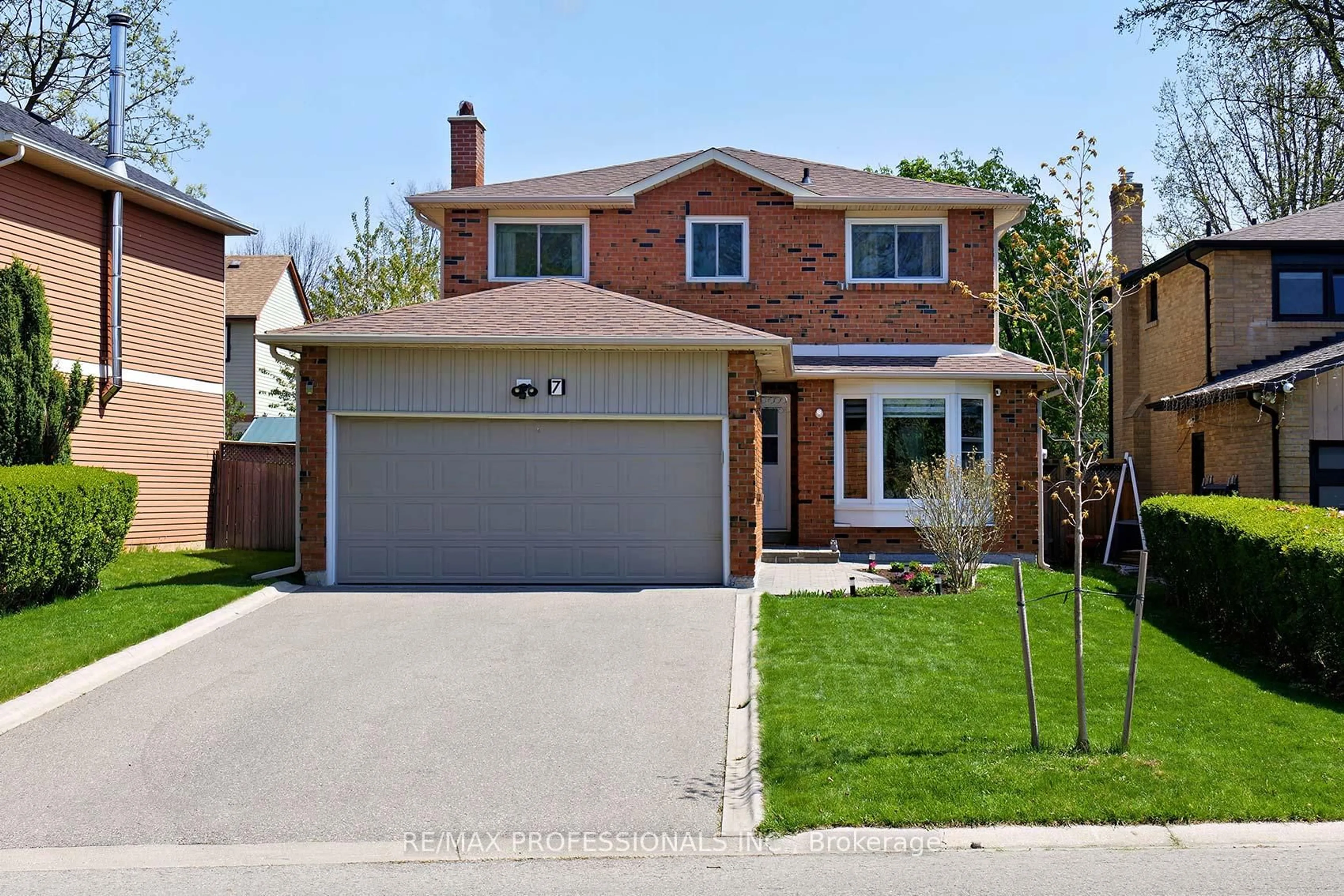 Home with brick exterior material, street for 7 Dalzell Ave, Brampton Ontario L6Z 1H1