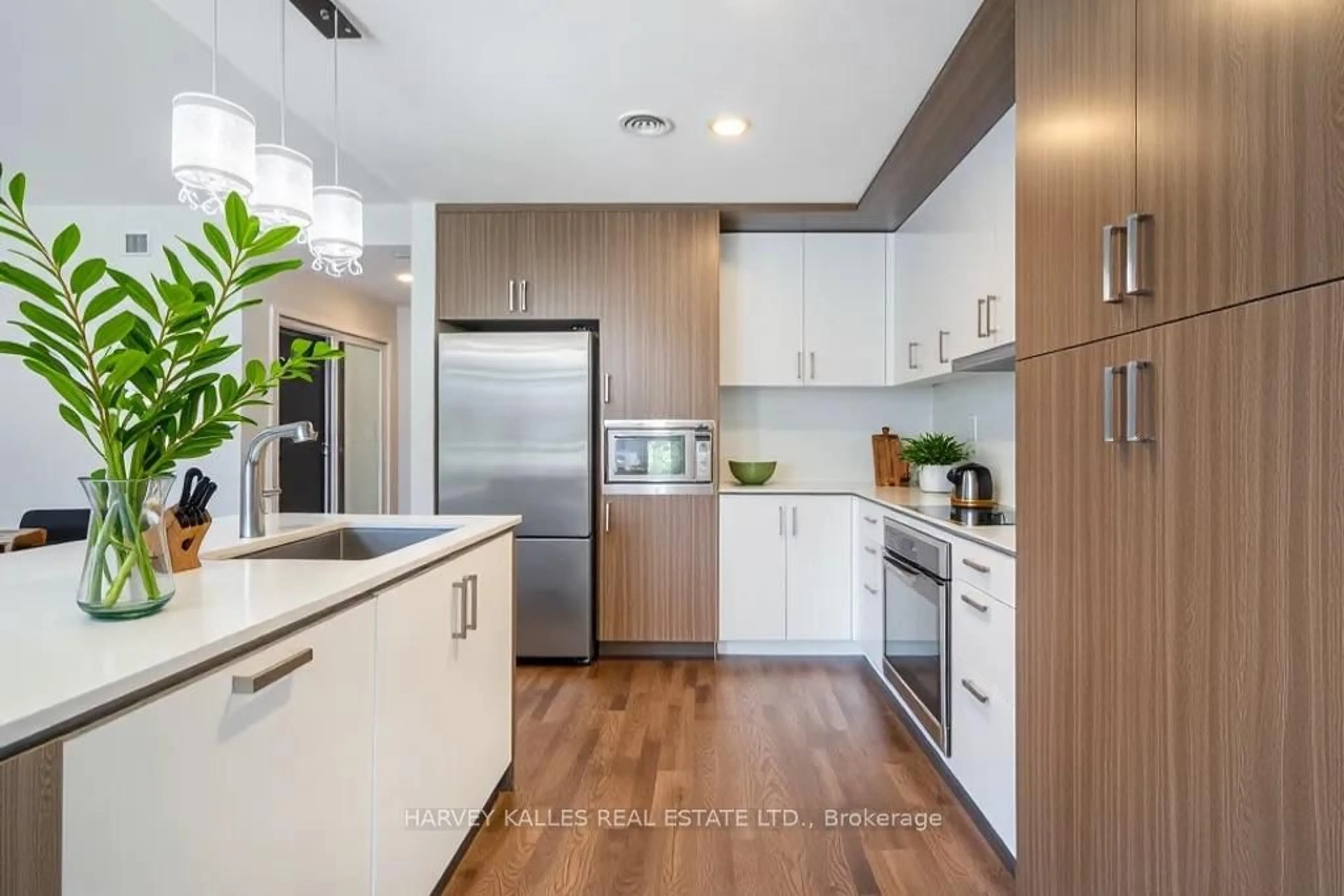 Contemporary kitchen, wood/laminate floor for 1575 Lakeshore Rd #366, Mississauga Ontario L5J 0B1