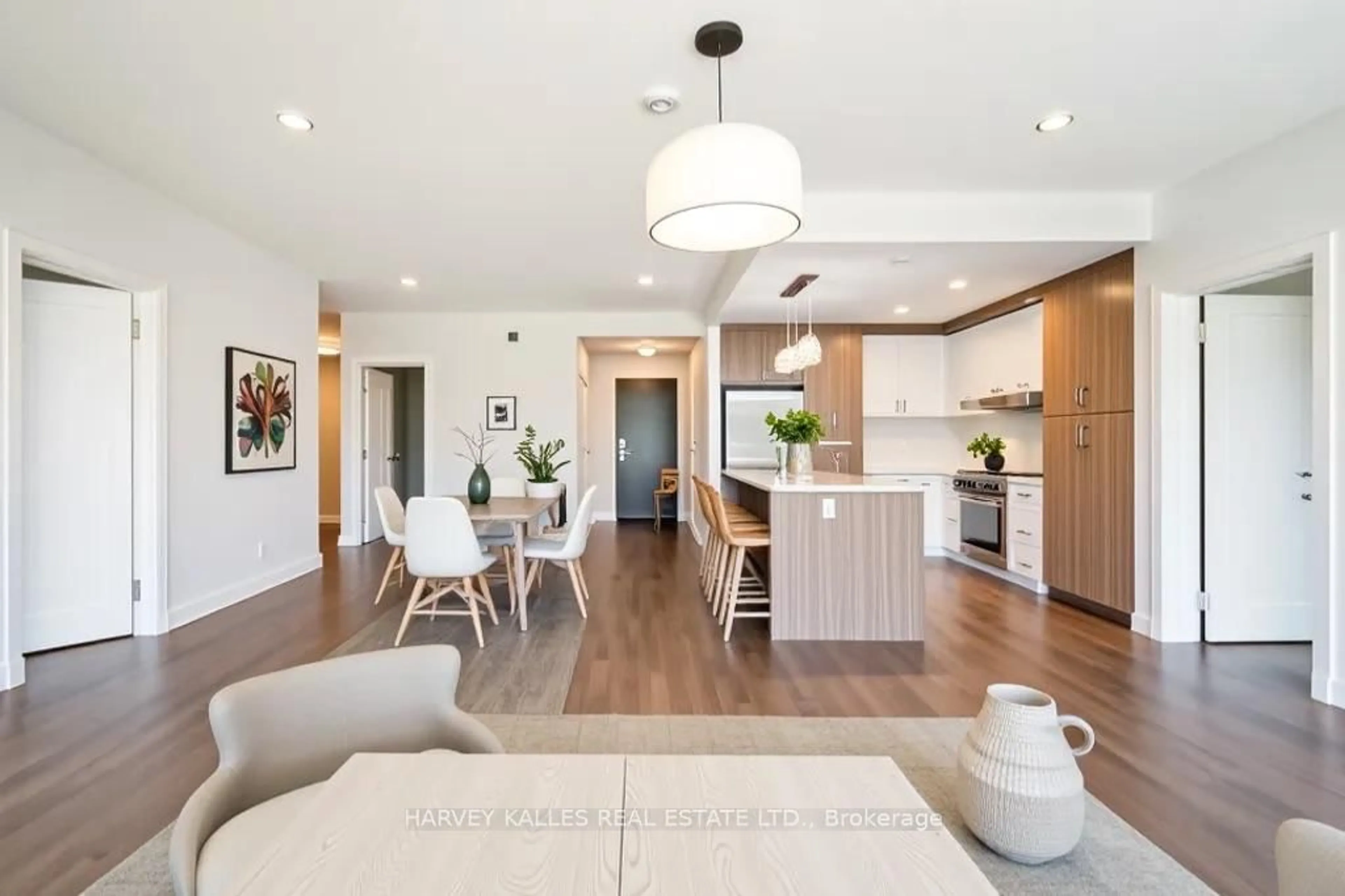 Open concept kitchen, unknown for 1575 Lakeshore Rd #366, Mississauga Ontario L5J 0B1