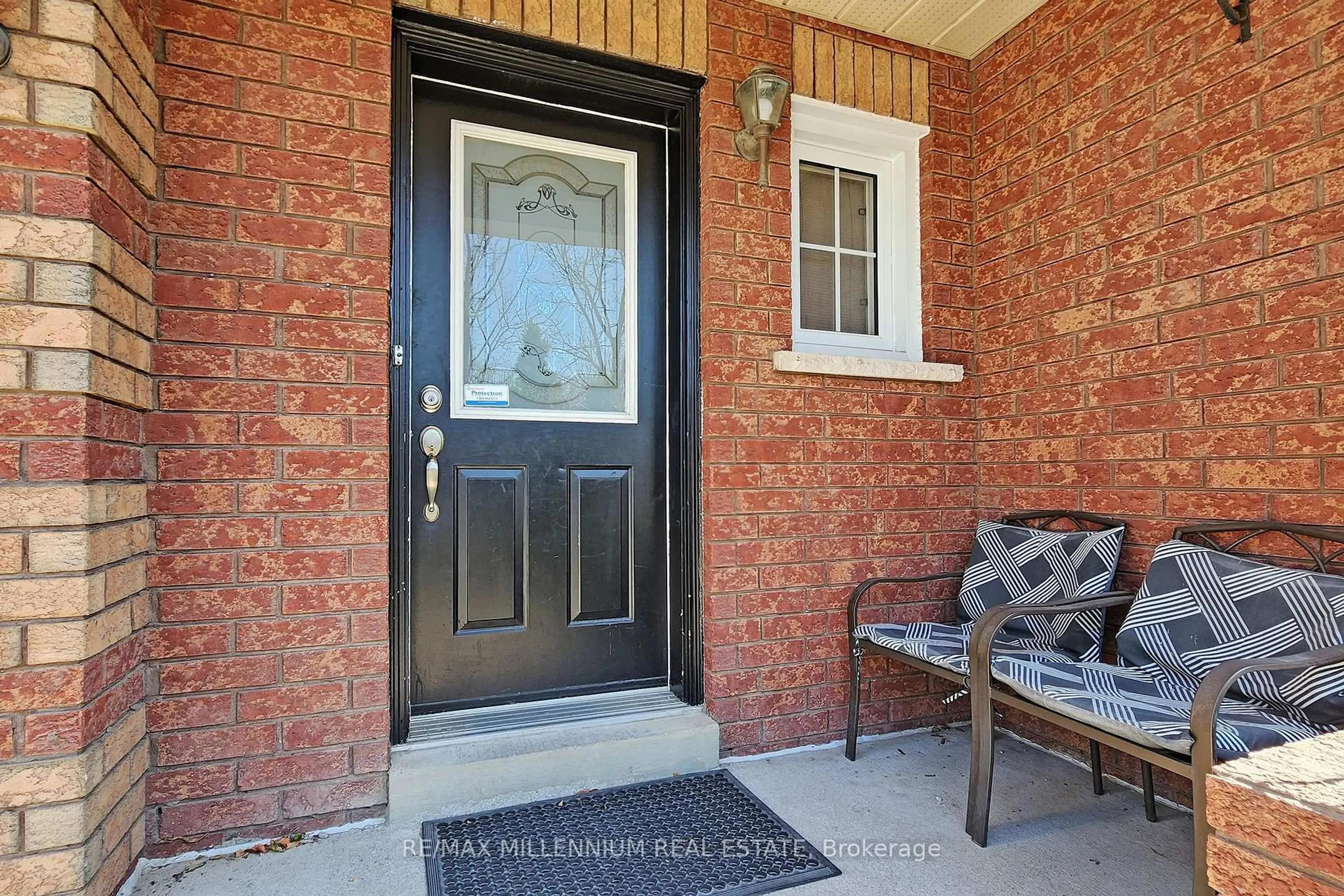 Indoor entryway for 572 Lumberton Cres, Mississauga Ontario L4Z 3Z6