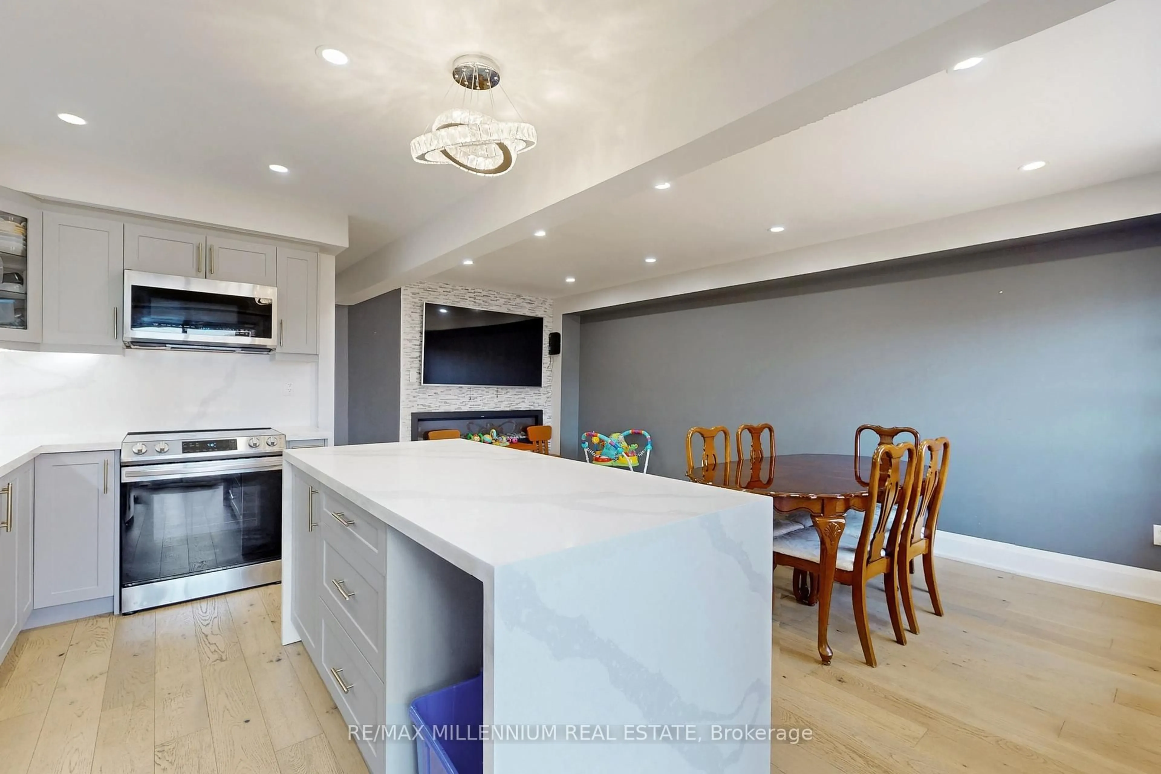 Open concept kitchen, unknown for 572 Lumberton Cres, Mississauga Ontario L4Z 3Z6