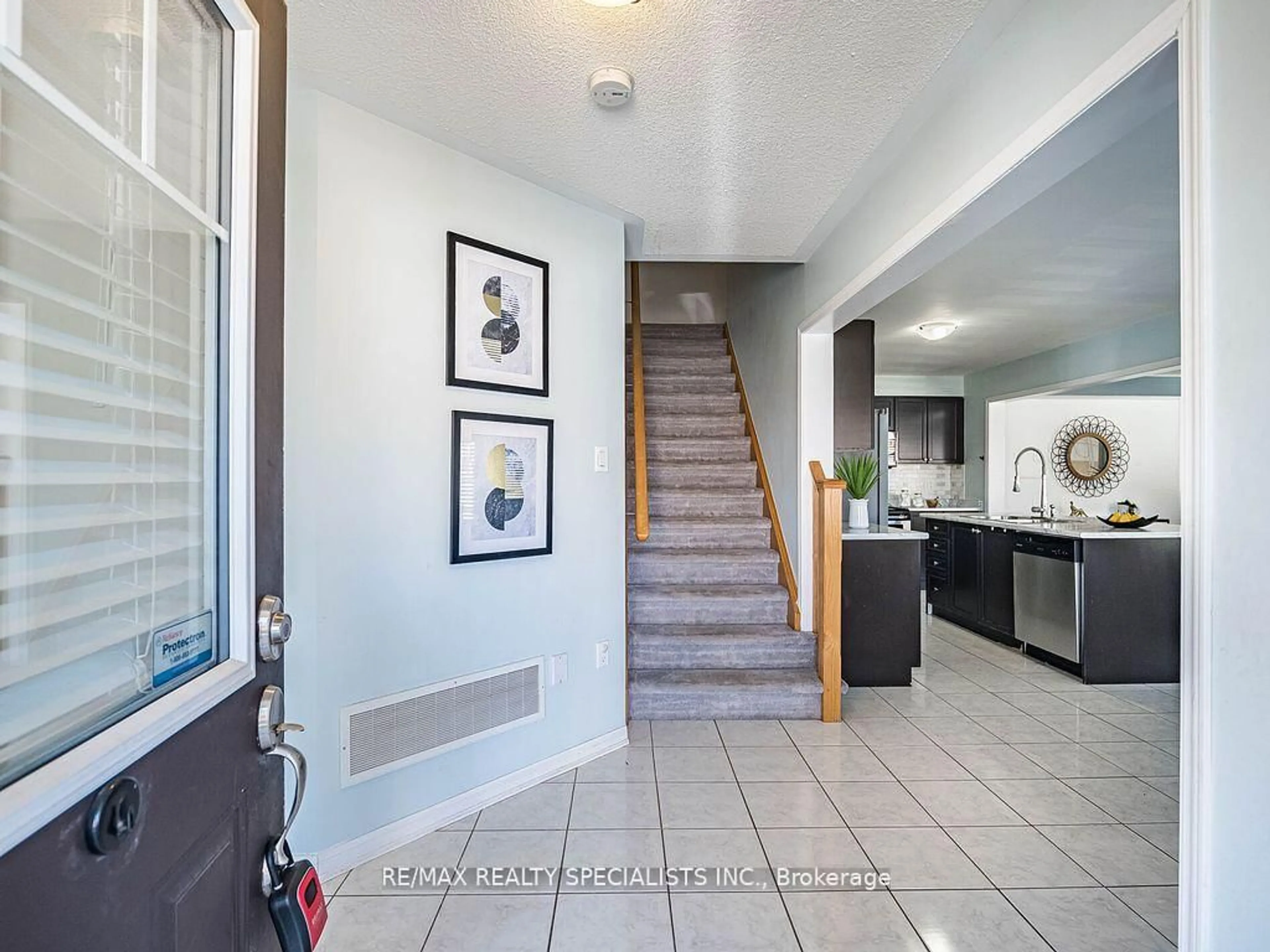 Indoor foyer for 103 Miracle Tr, Brampton Ontario L7A 0Y9