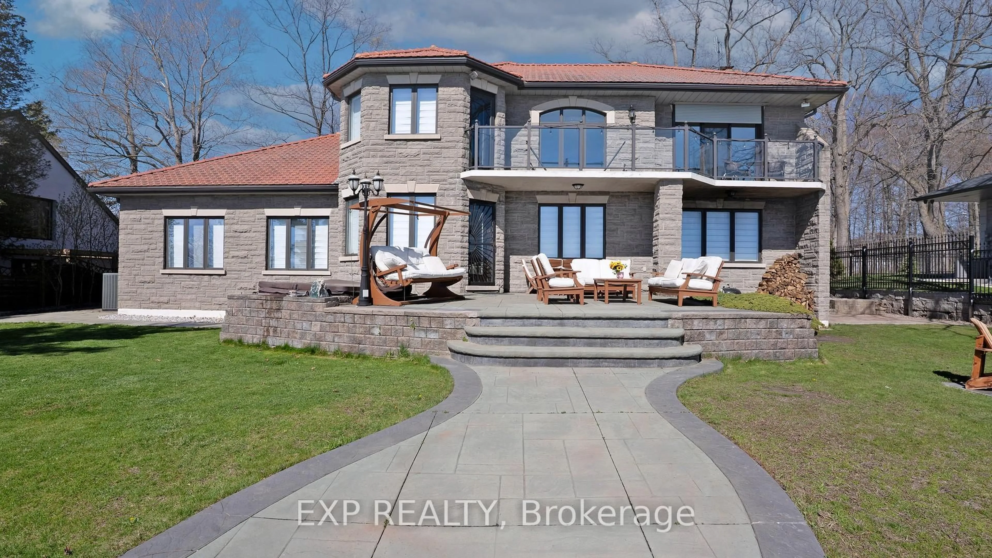 Home with brick exterior material, building for 1372 Lakeshore Rd, Oakville Ontario L6L 1G2
